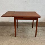 Scandinavian table with extensions
