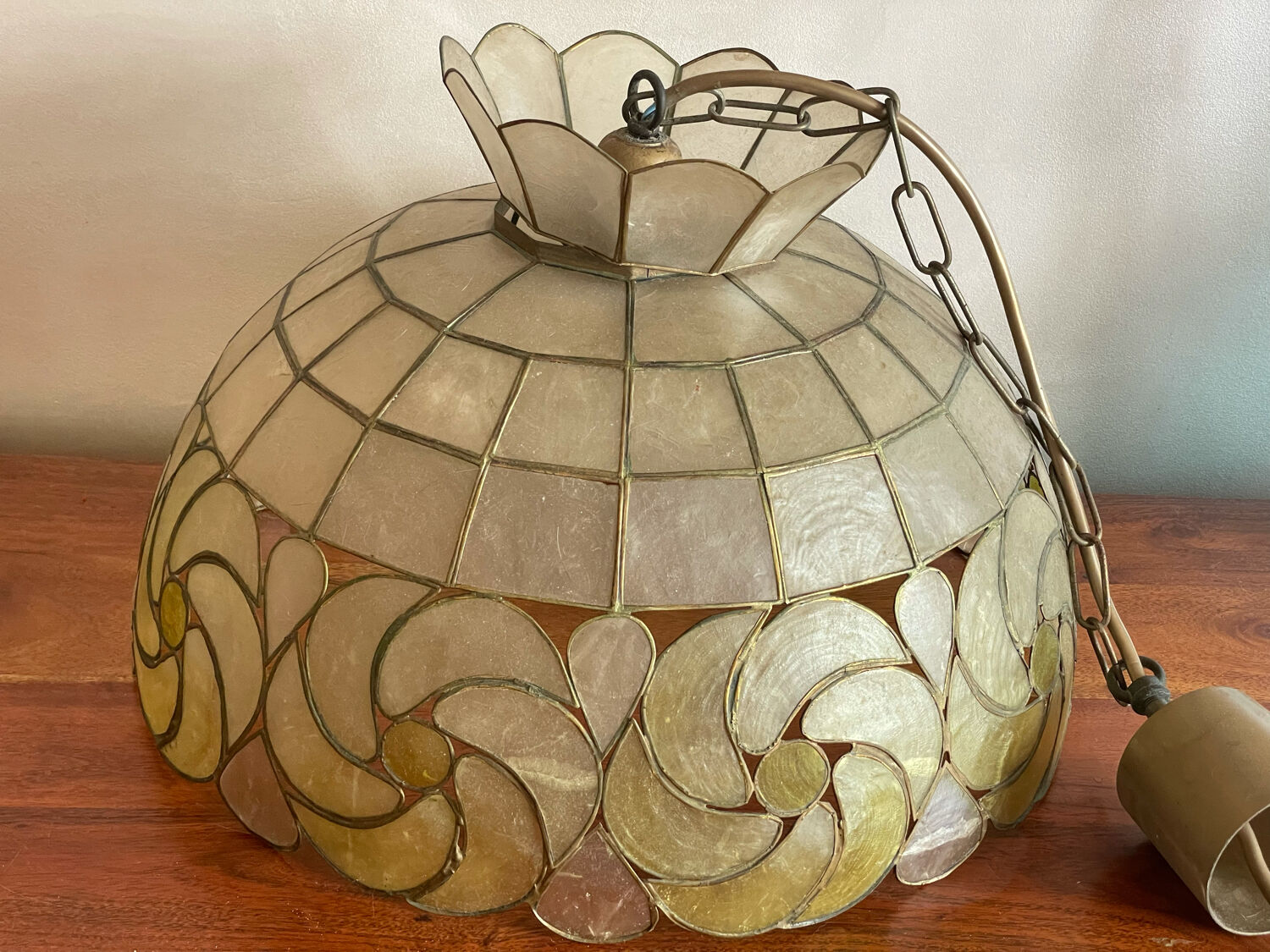 Mother-of-pearl and brass suspension