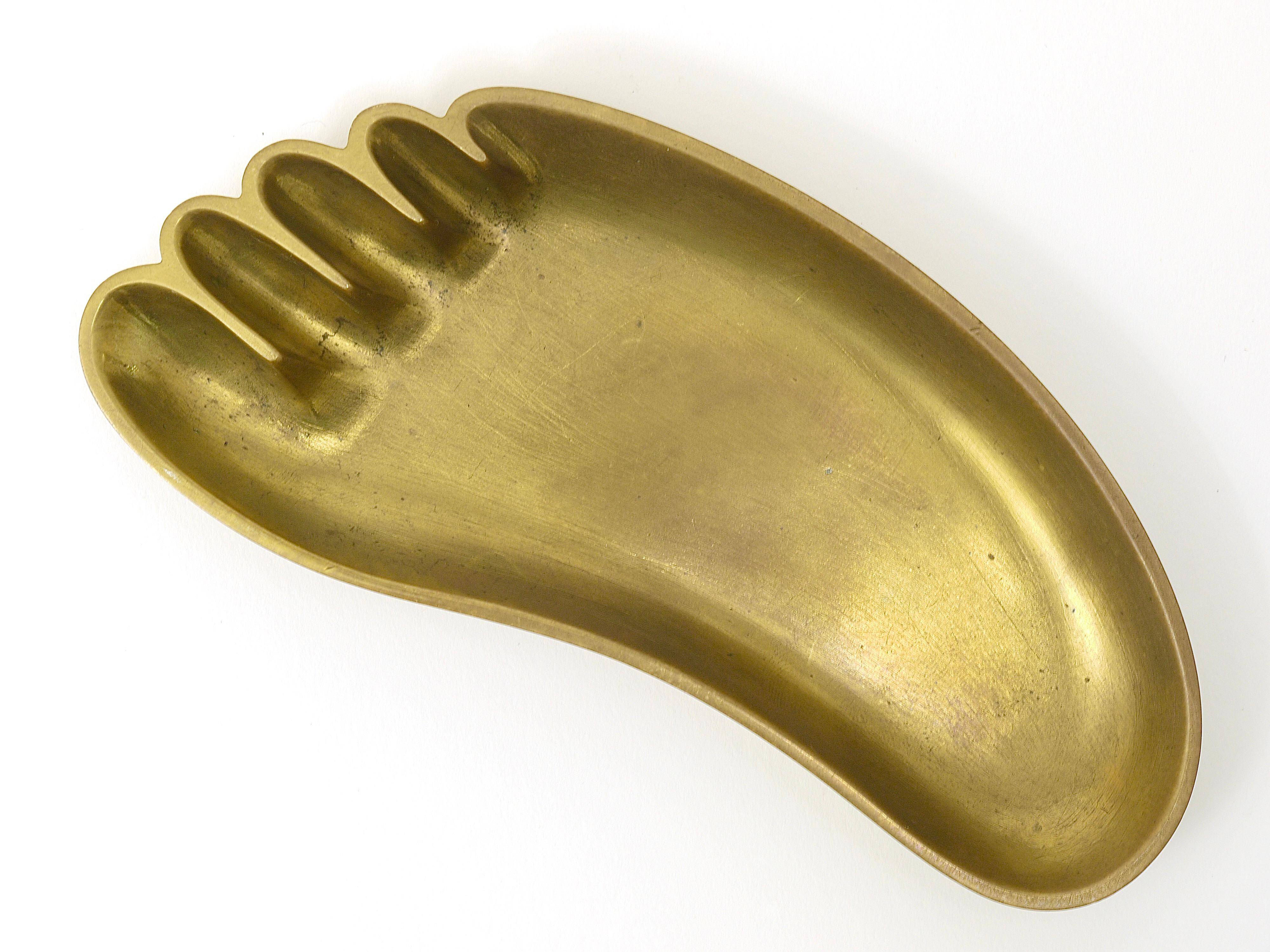 Bowl or sculptural plate in the shape of a foot by Werkstätte Hagenauer, mid-century, brass, Austria.