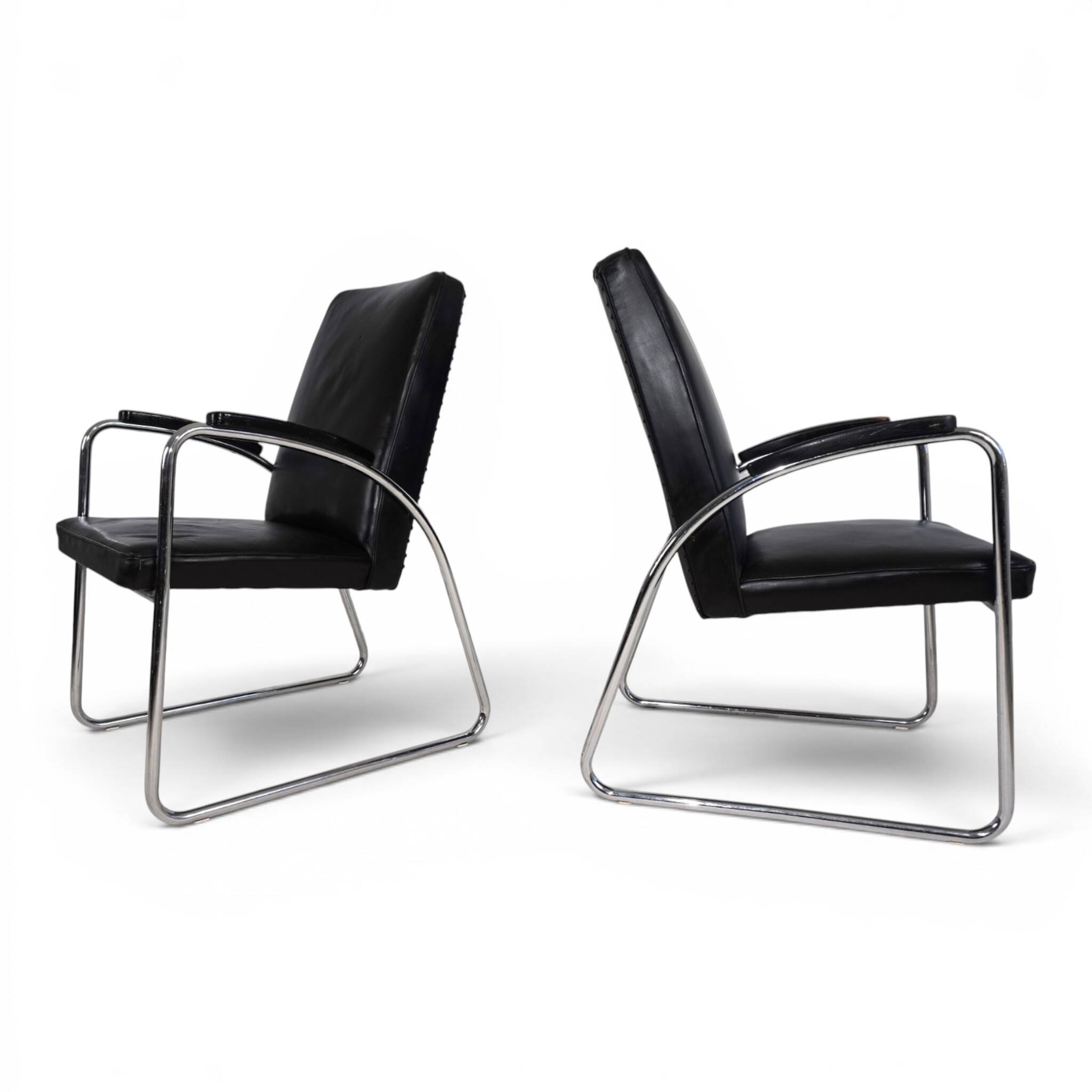 Set of 2 tubular steel Bauhaus Streamline leather armchairs, 1930.