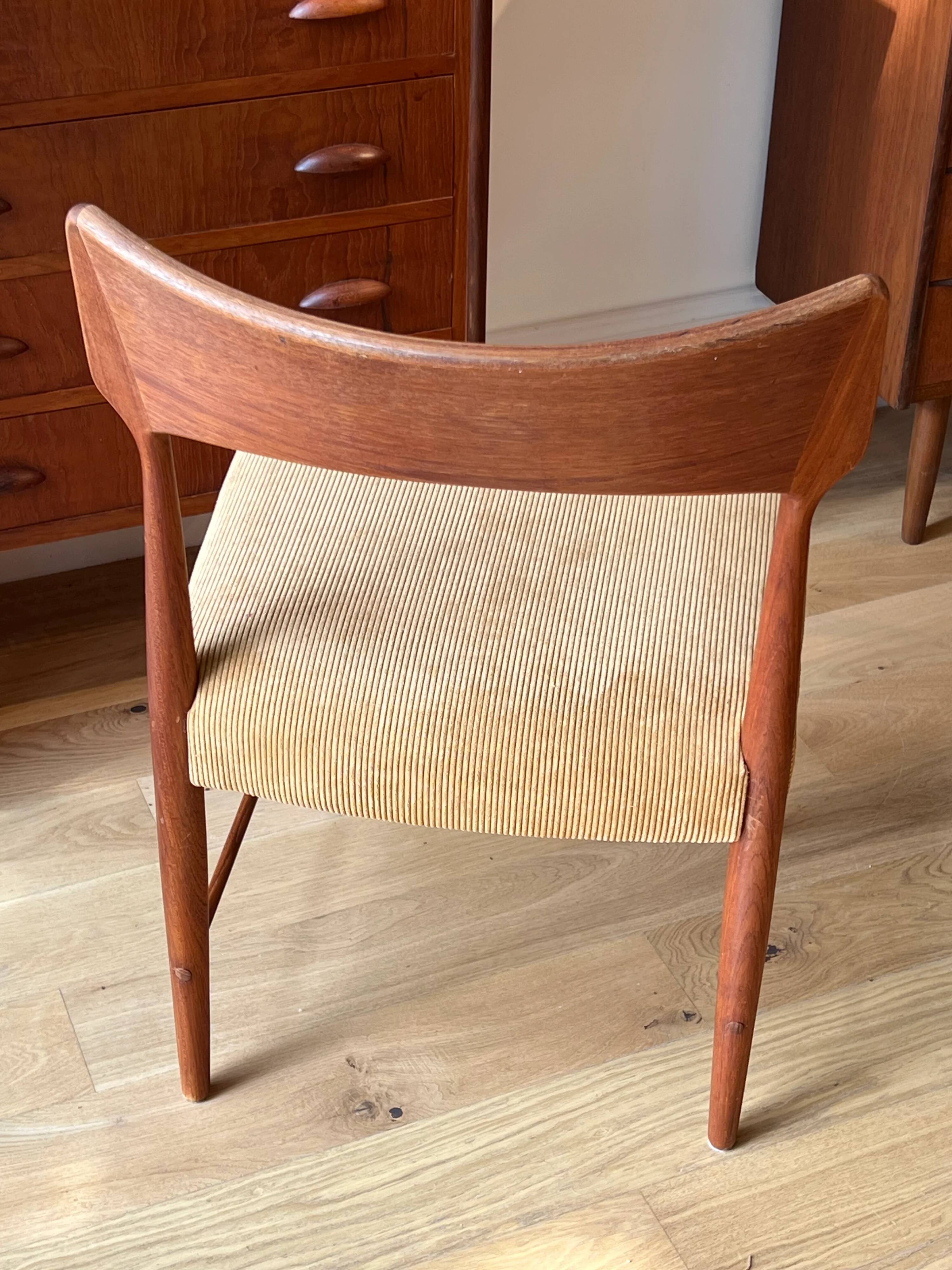 Chaise scandinave en teck « Alfhild » – Velours côtelé miel