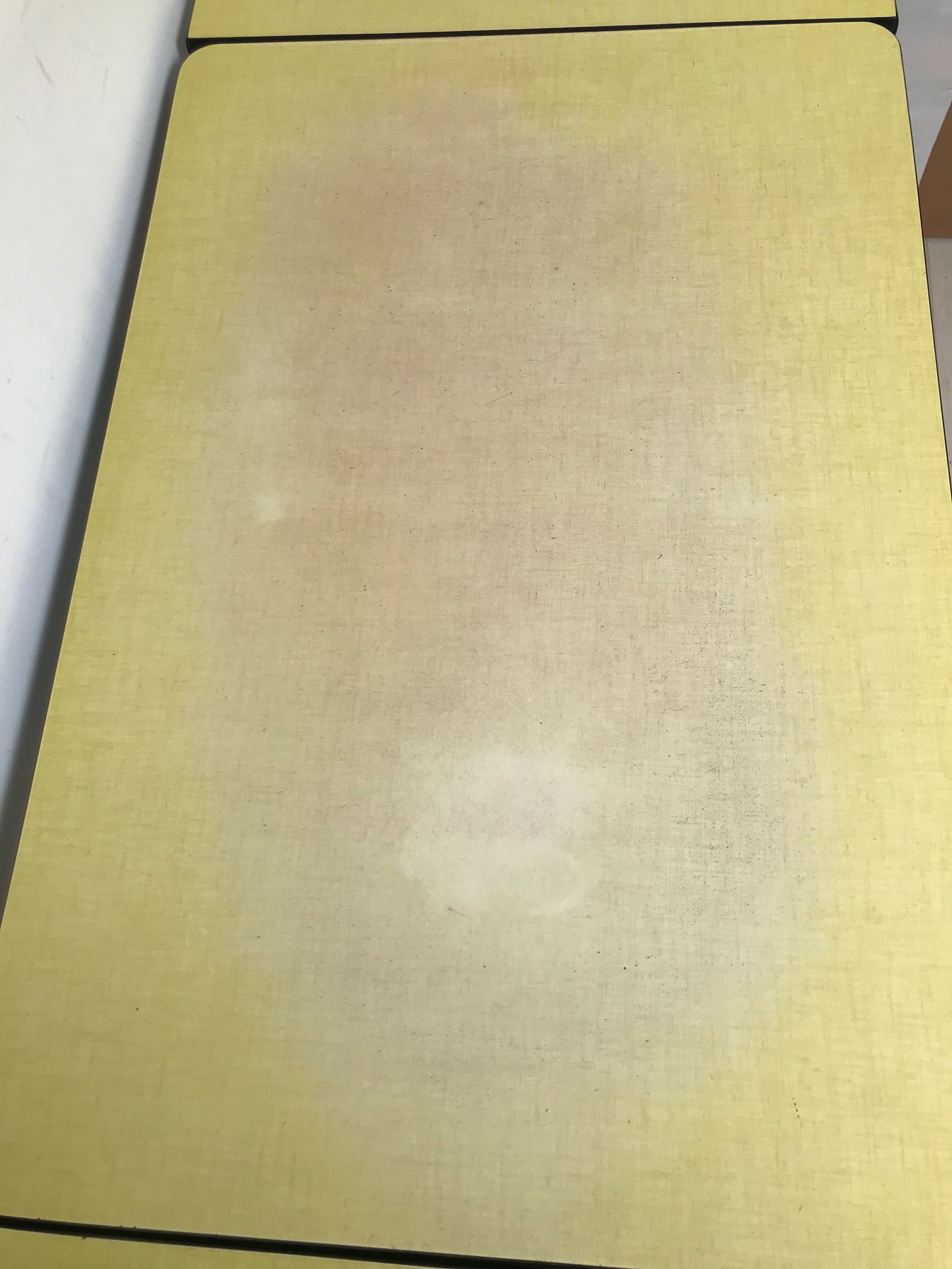 Table en formica jaune moutarde  des années 50- 60