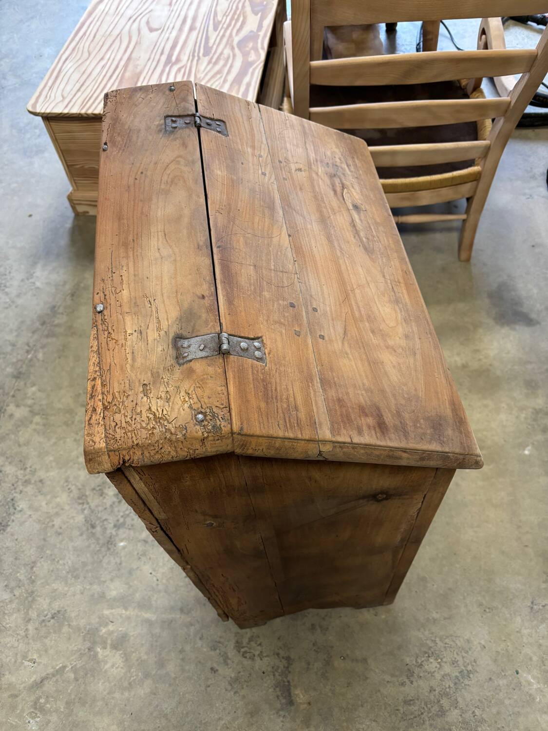 One-door writing desk