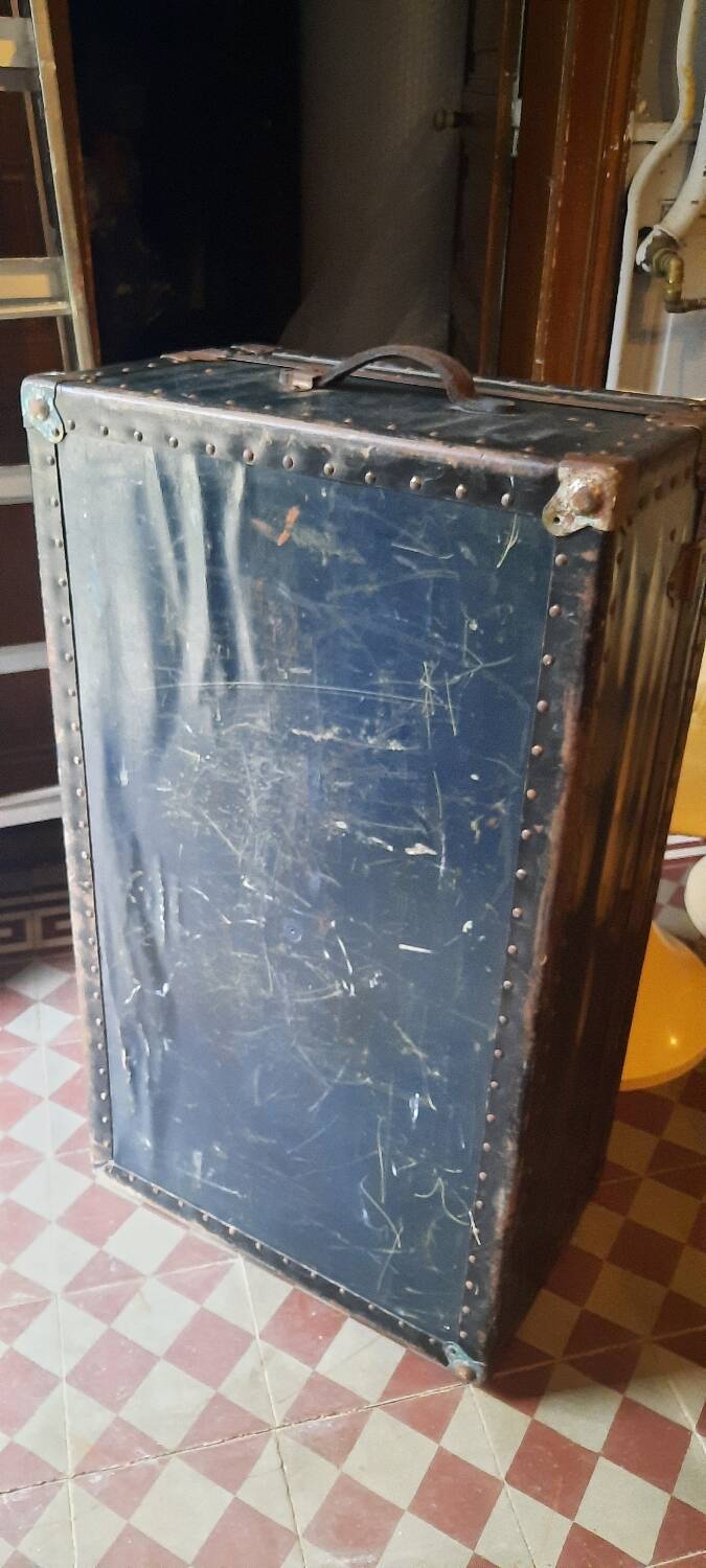 English travel trunk