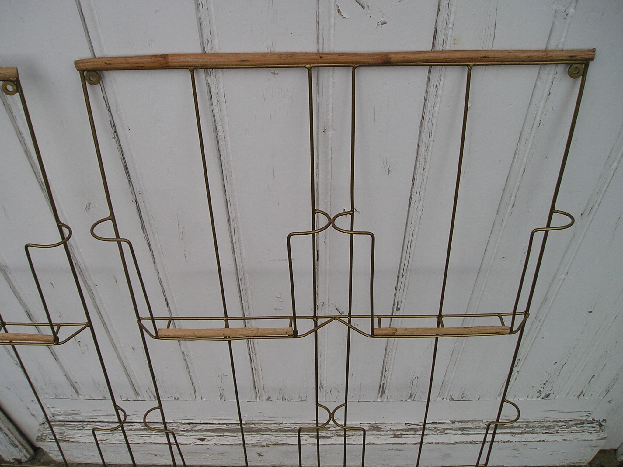 Pair of metal wall displays for magazines or discs