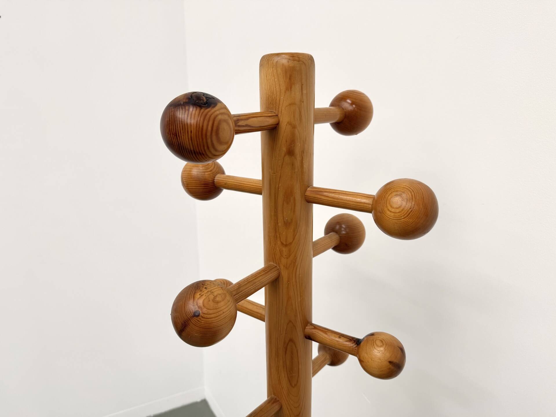 Free-standing coat rack in solid pine, Les Arcs, 1970s
