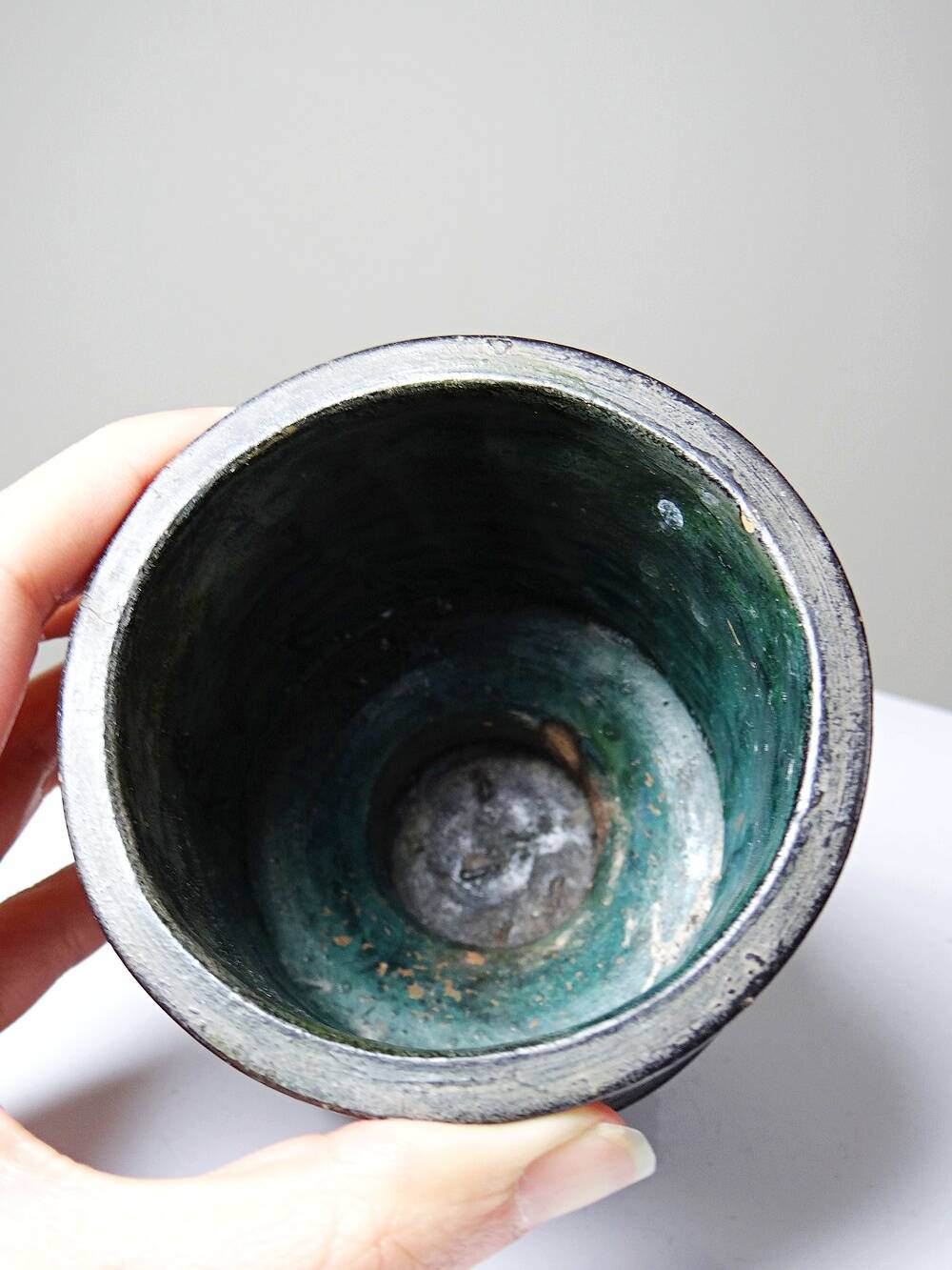 Small Greek pot in black terracotta with animal decoration, craftsmanship from 1960-80.