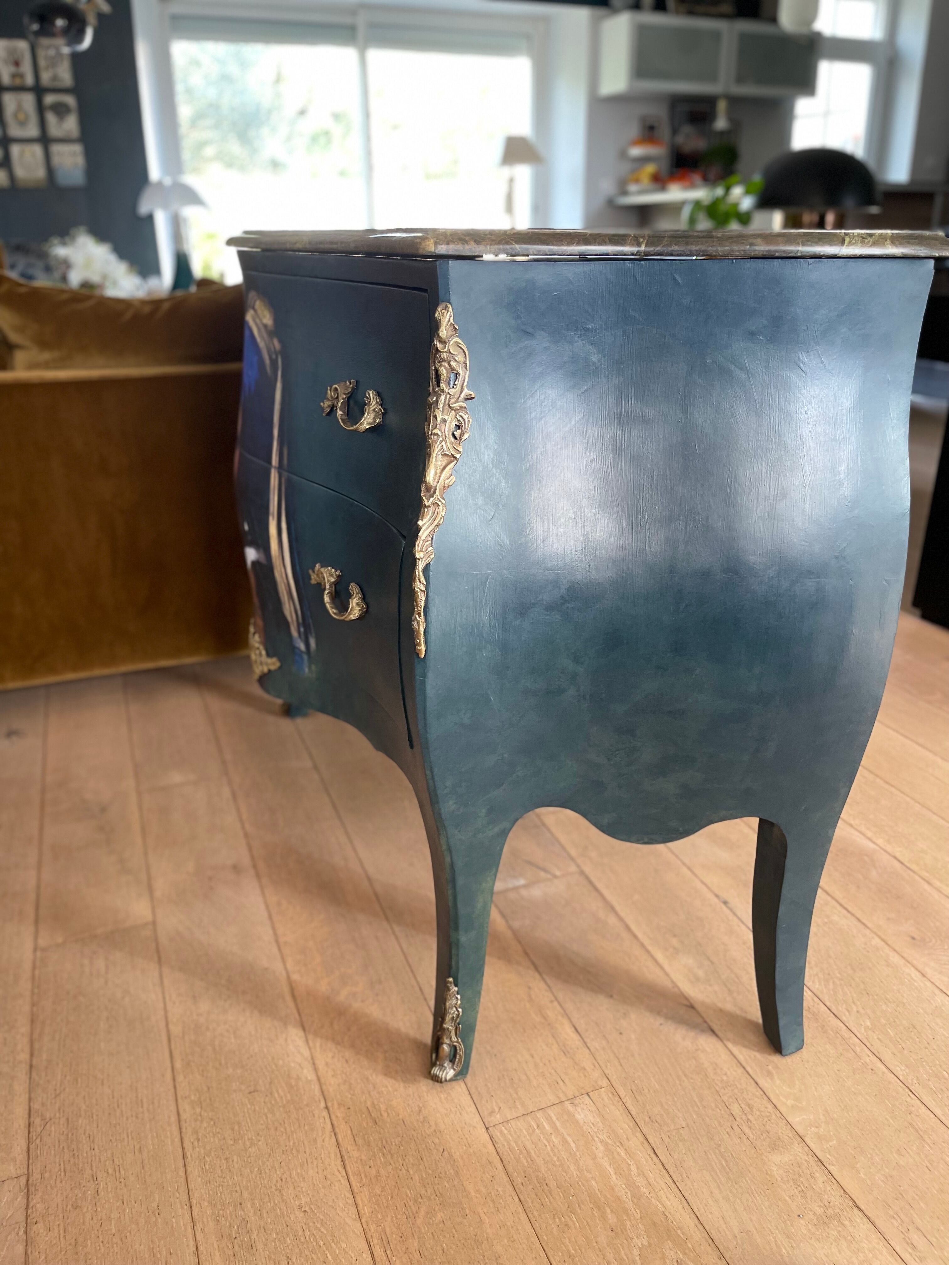 Commode patinée galbée de style Louis XV