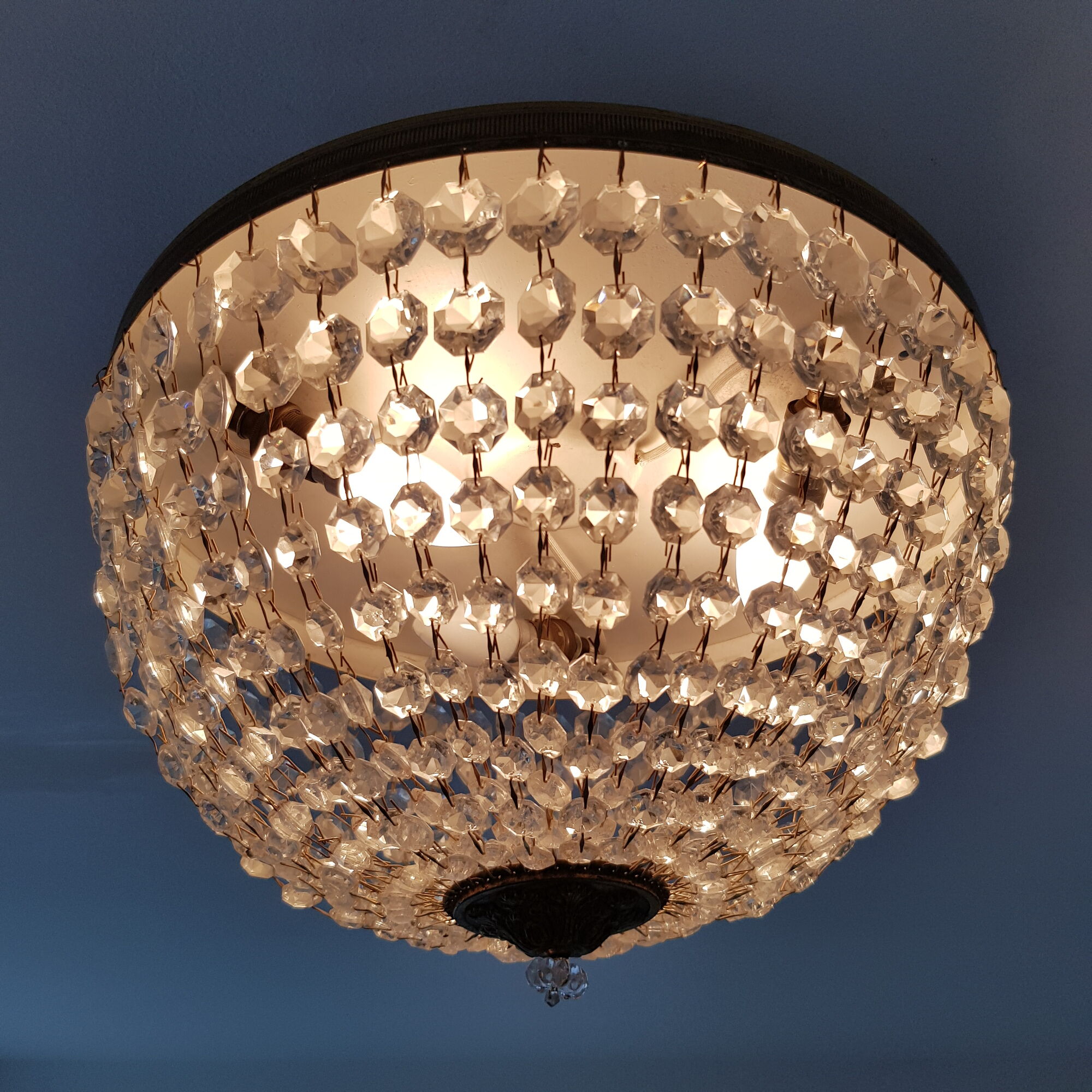 Ceiling light basket with 3 lights in gilded brass