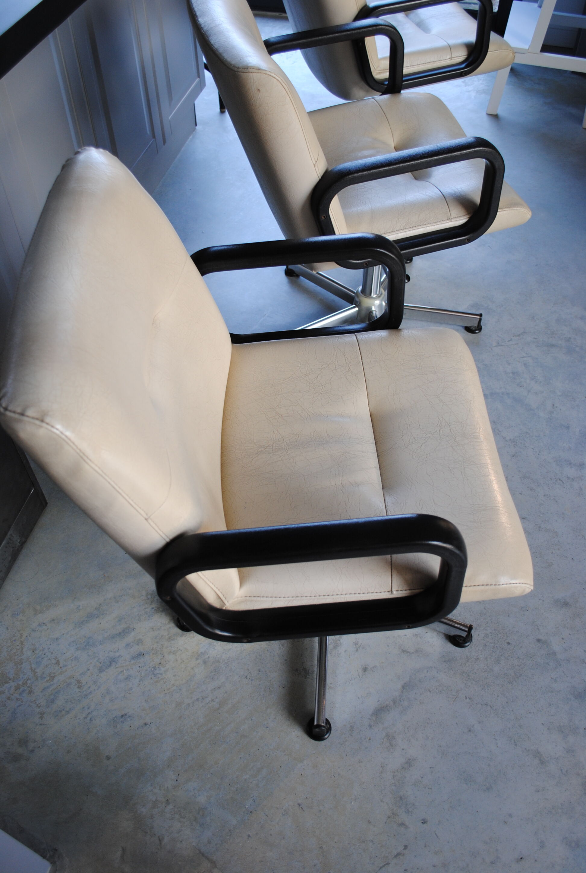Lot de 3 fauteuils de bureau en cuir année 70