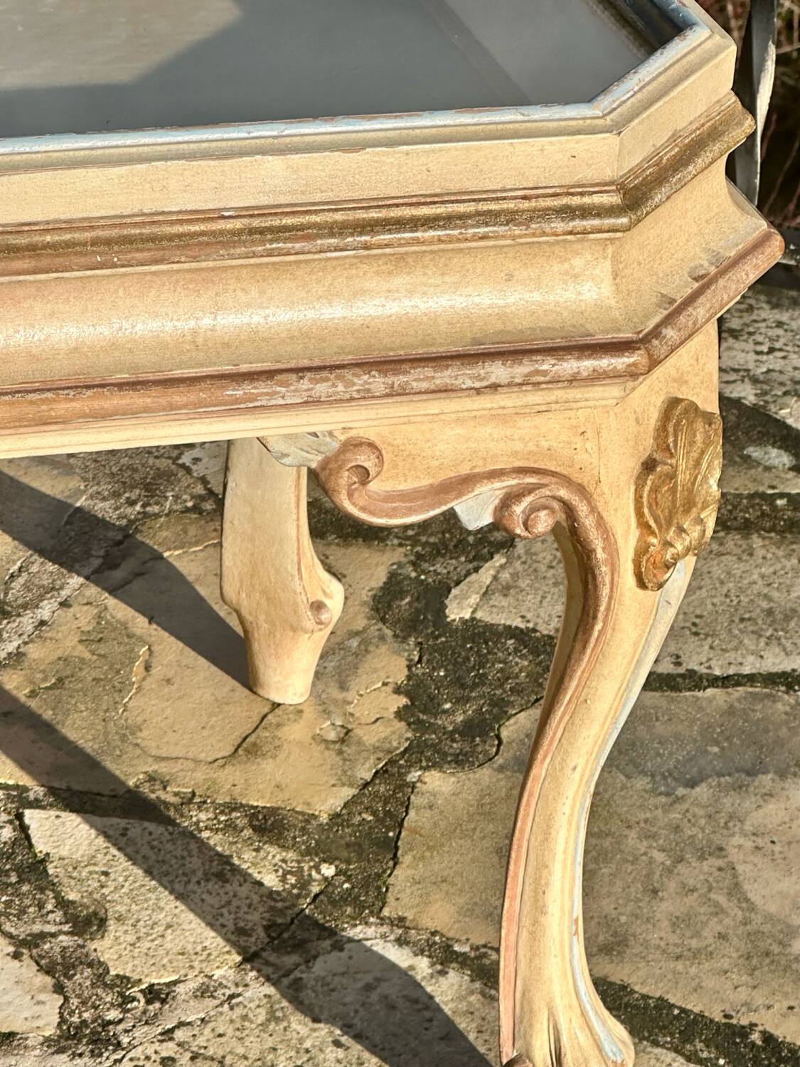 Coffee table/display cabinet in painted polychrome wood.