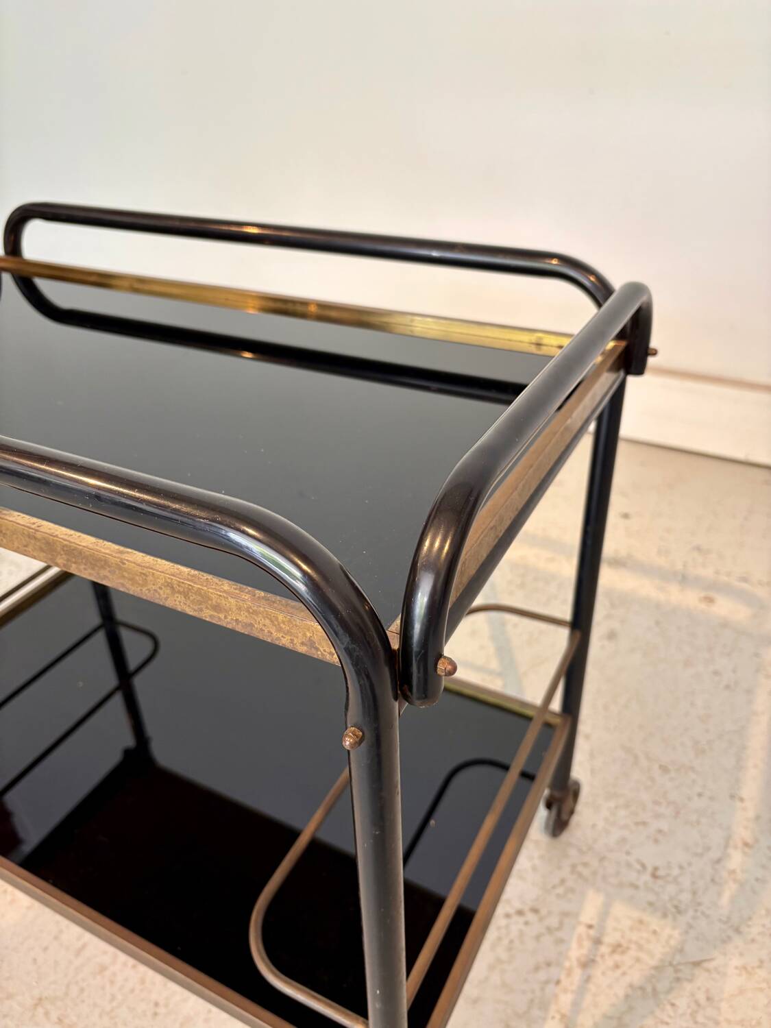 Desserte bar vintage années 70 – métal noir & laiton – plateau verre f