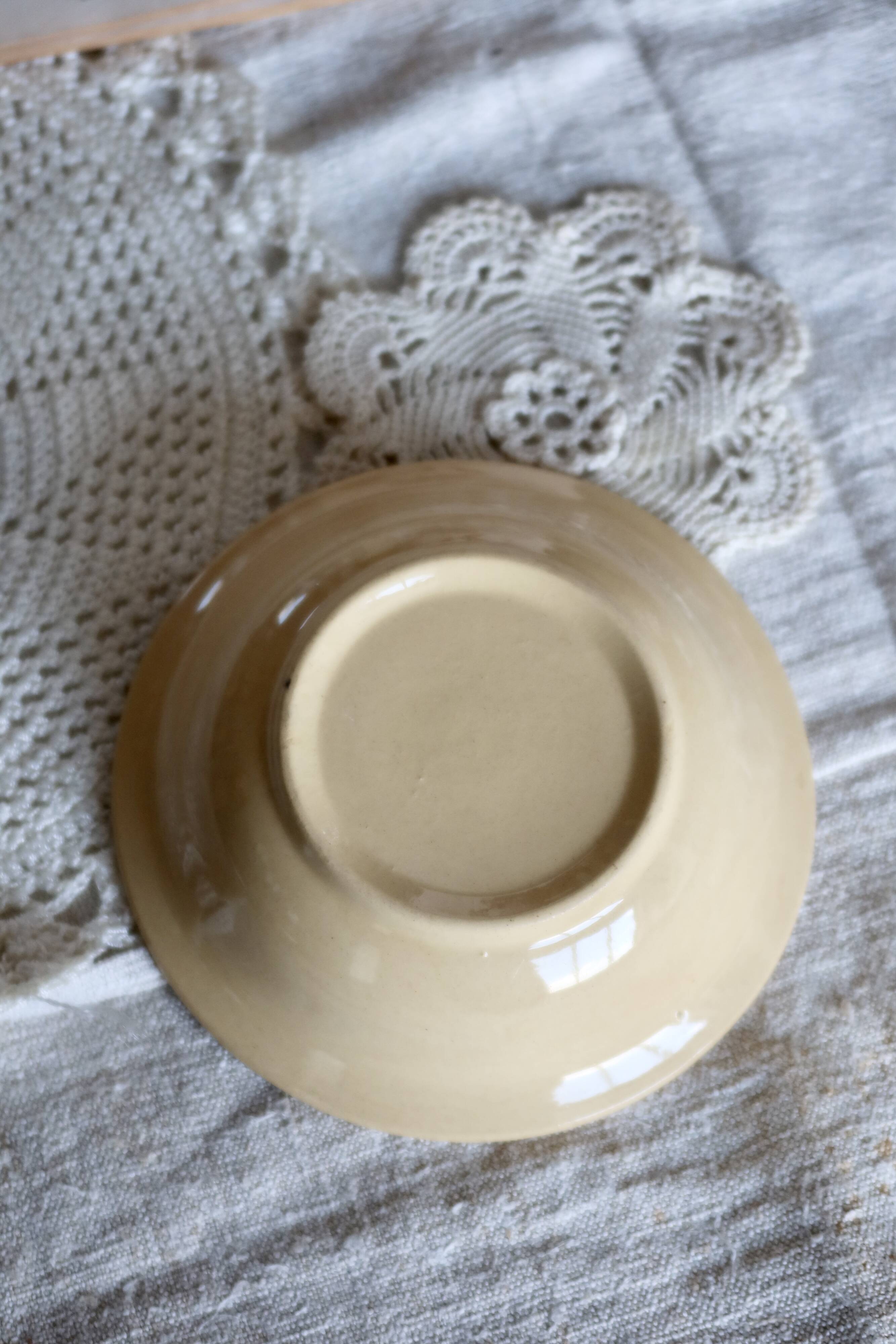 Petite coupelle vintage en faïence beige et liseré rouge