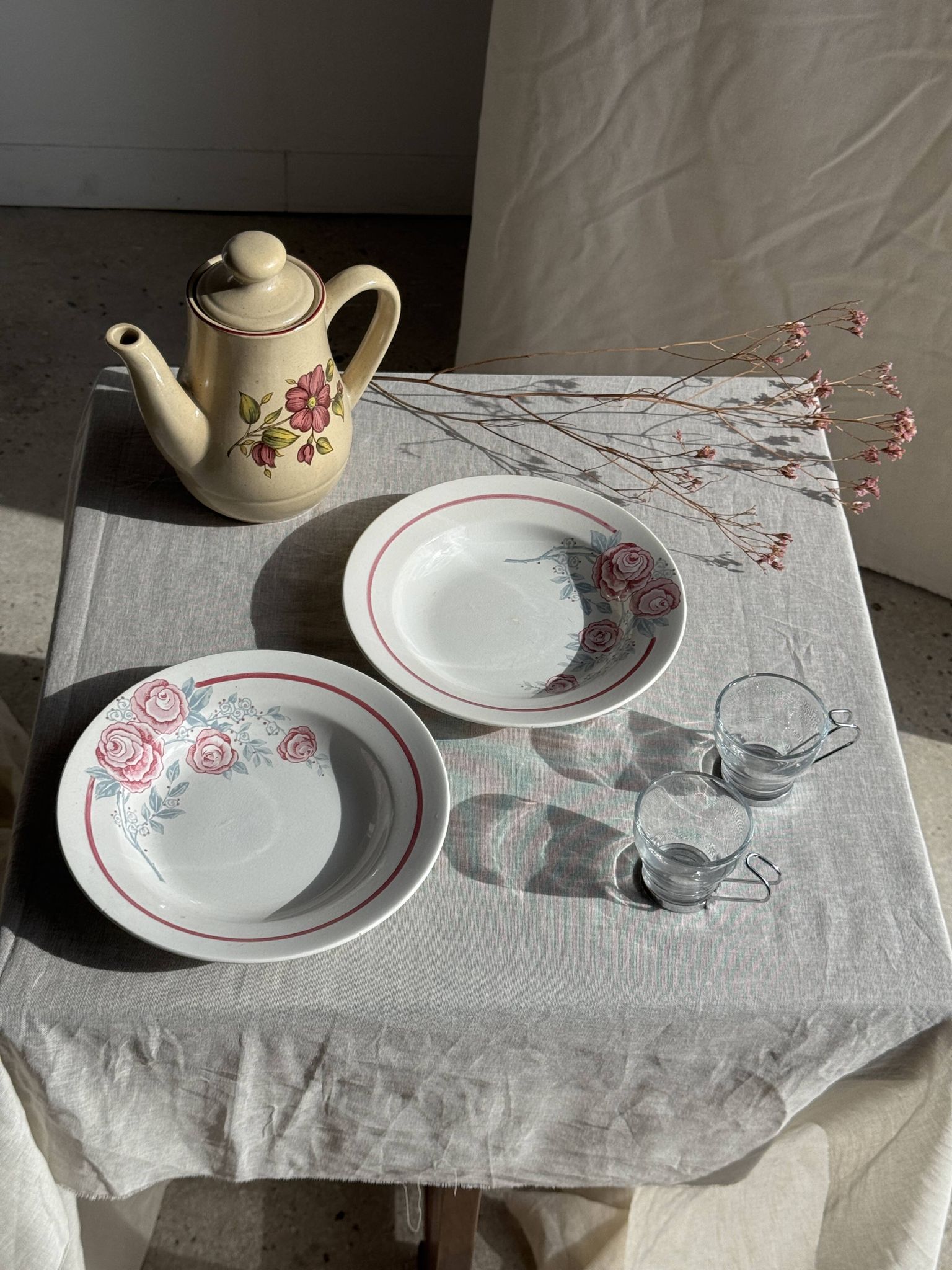 Théière en grès beige vintage à motif de fleurs roses H22