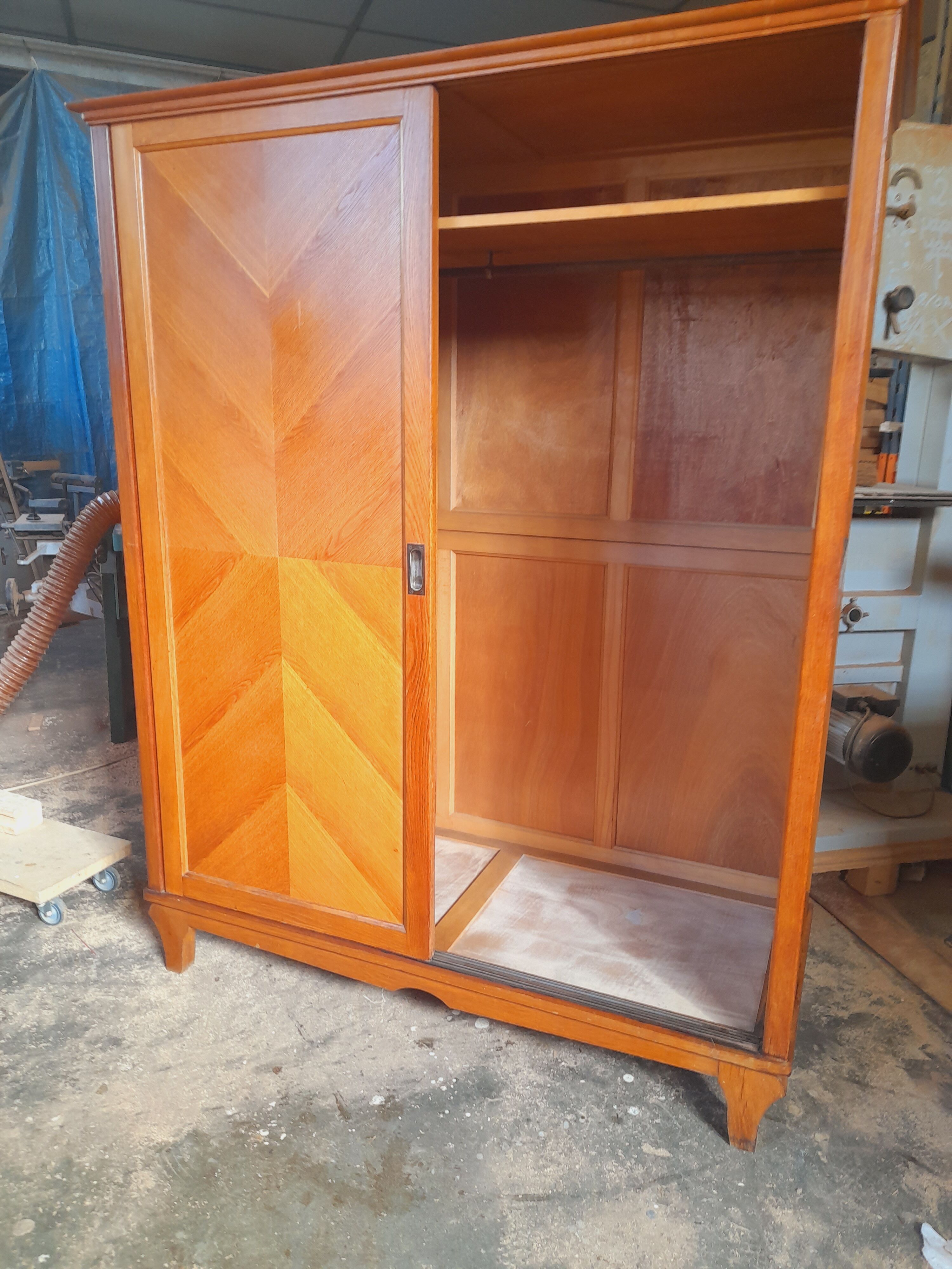 Vintage cabinet 2 sliding doors