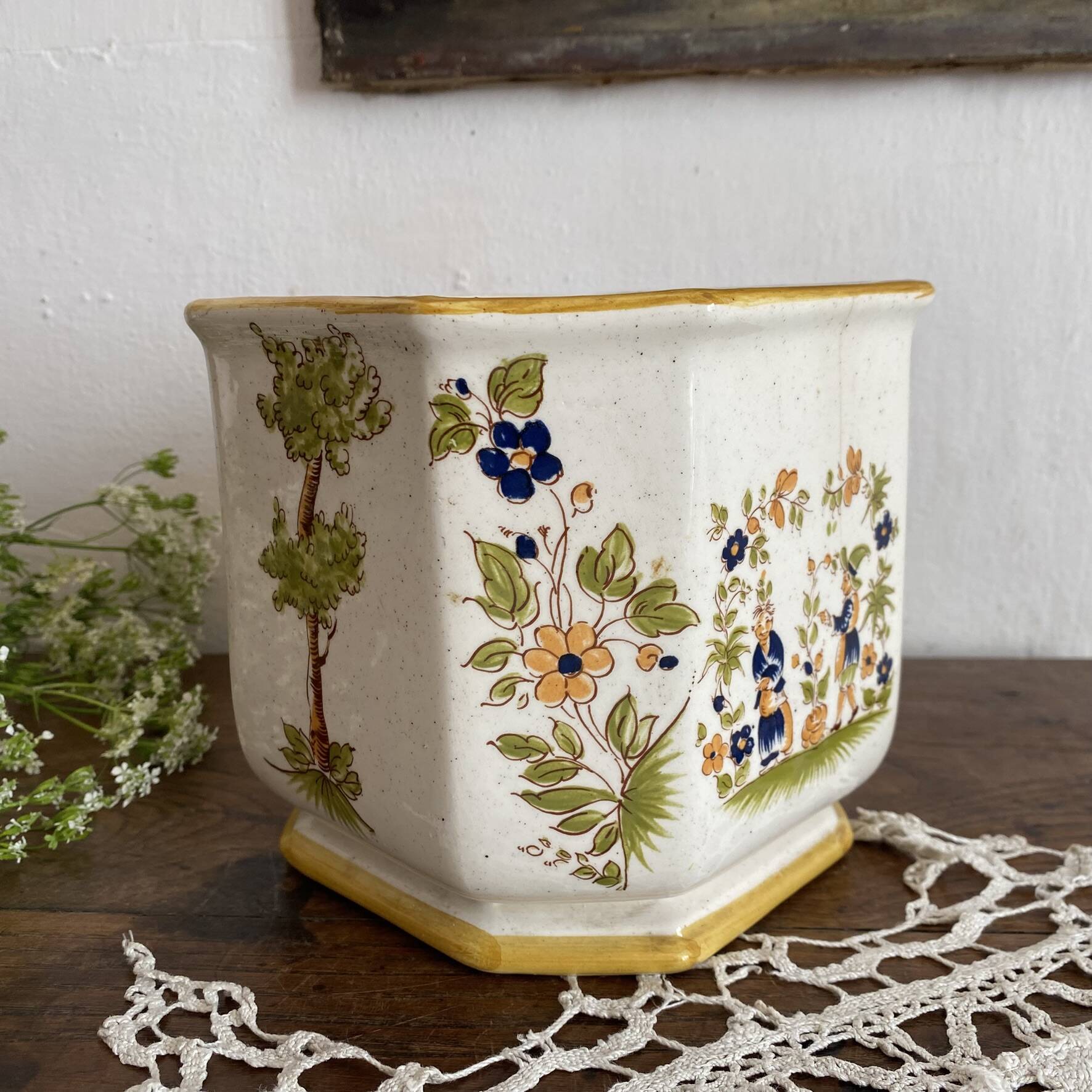 Cache-pot in Moustiers earthenware hand-painted