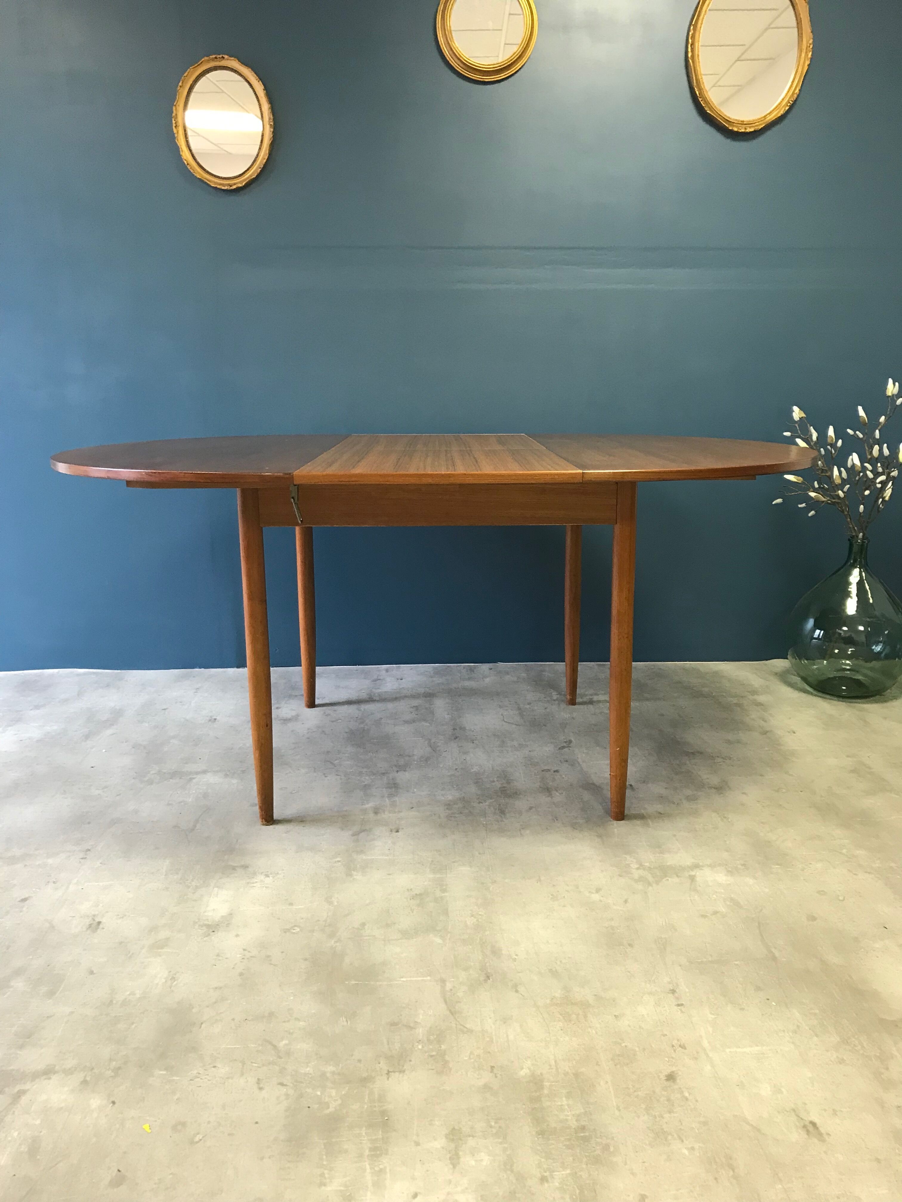 Vintage expandable round table
