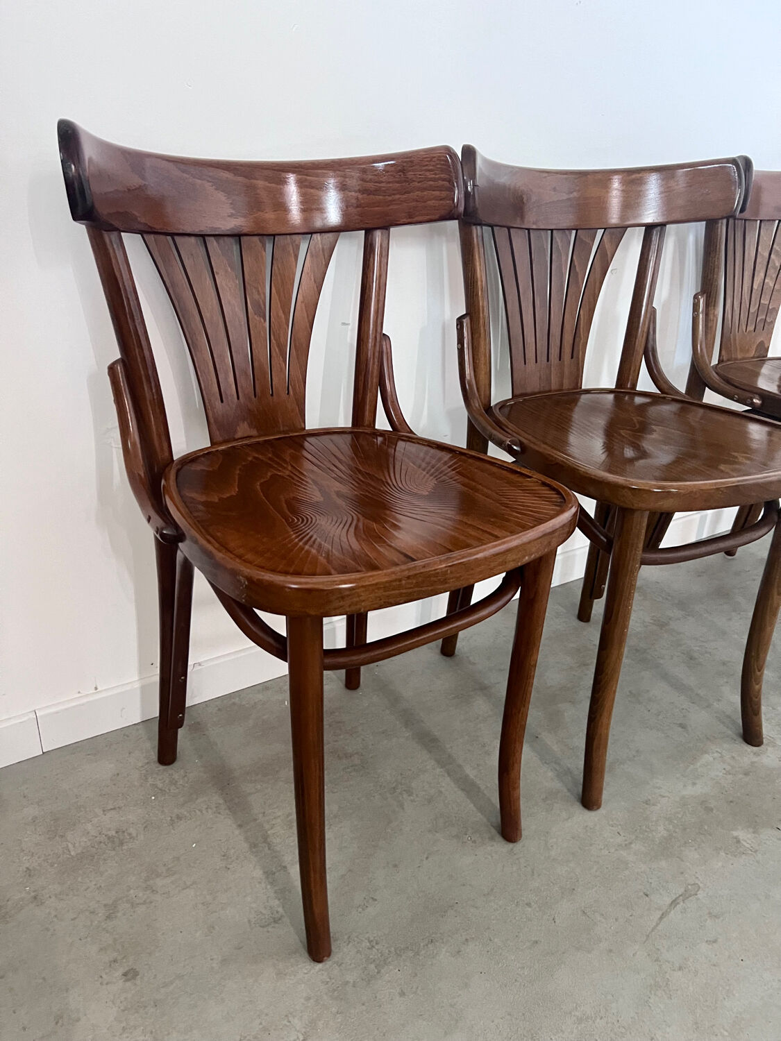 Lot 4 old vintage bentwood bistro chairs from the 70s