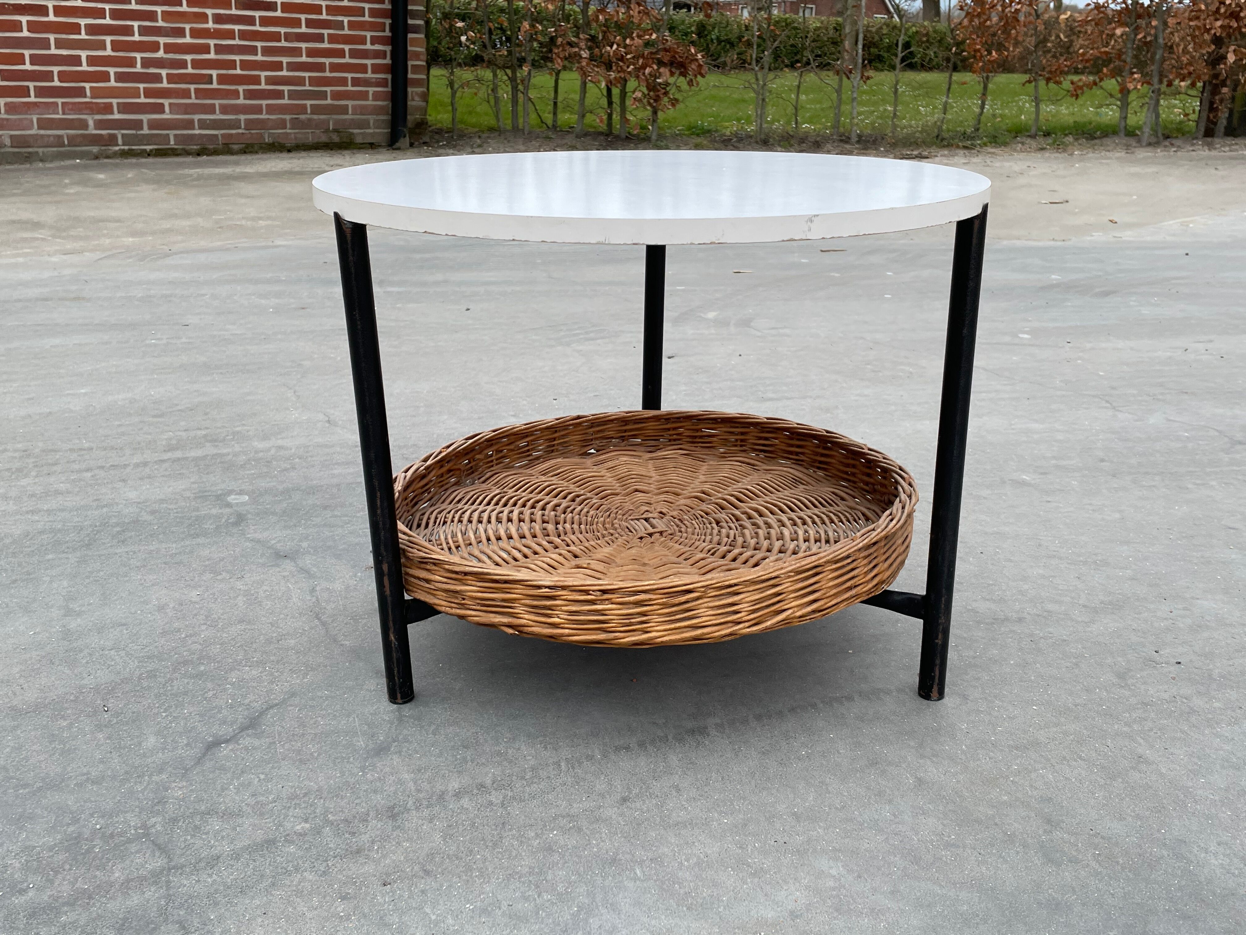 Modèle compact de table basse vintage avec panier de magazine