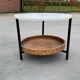 Modèle compact de table basse vintage avec panier de magazine