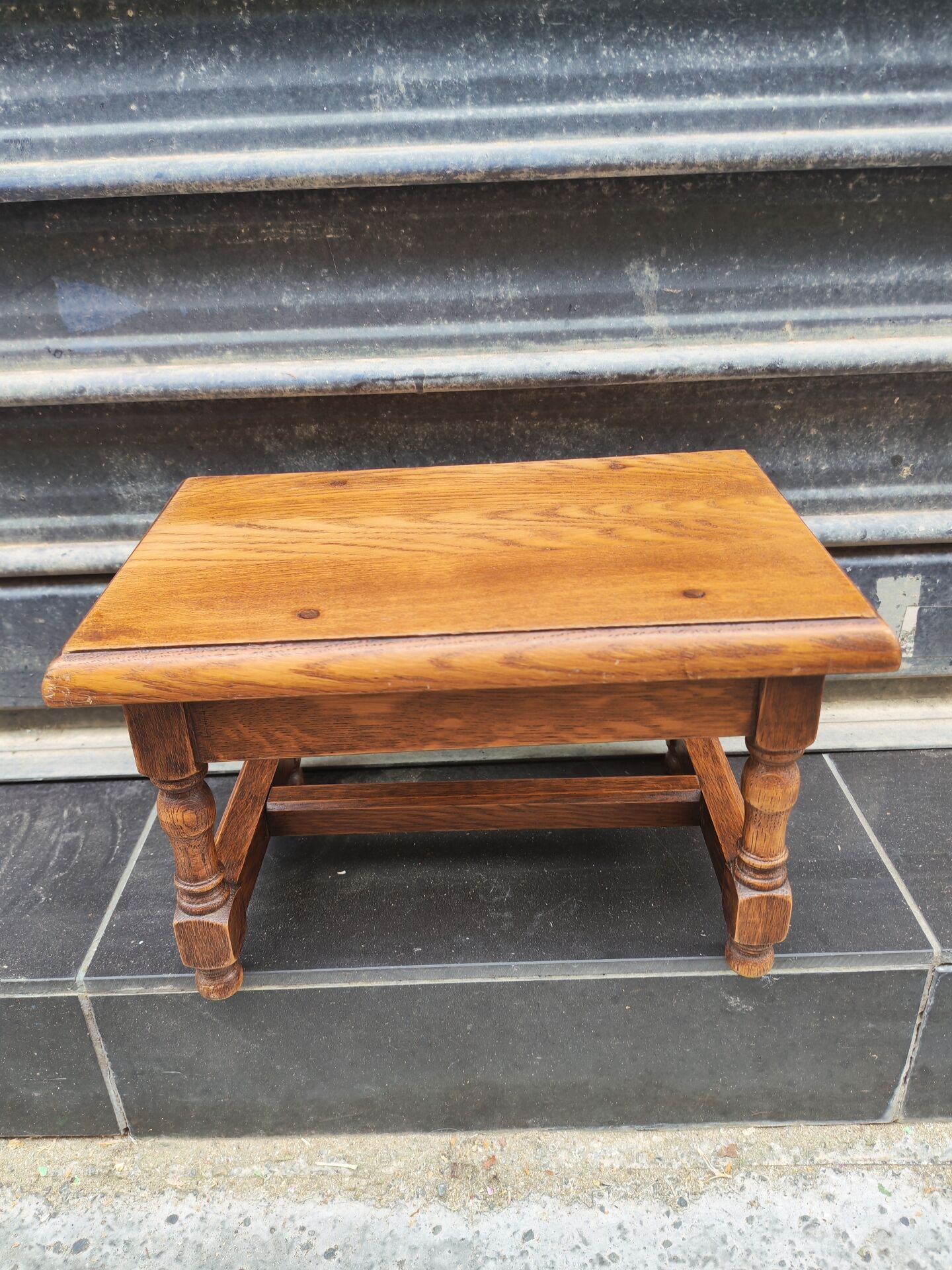Petit tabouret en bois massif vintage
