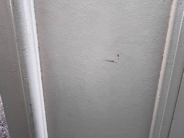 White 2-door bonnet cabinet