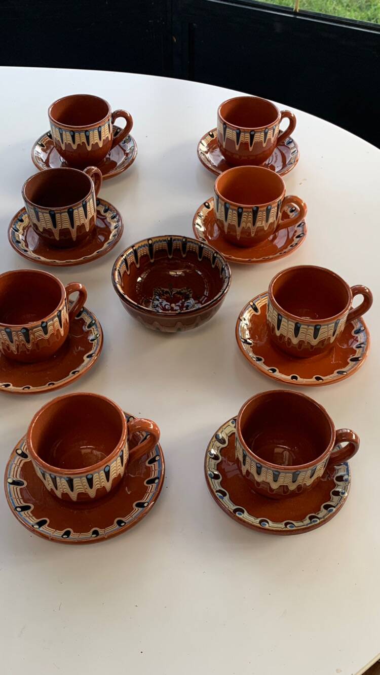Coffee service composed of 17 pieces, 8 cups, 8 saucers and a sugar bowl, artisanal
