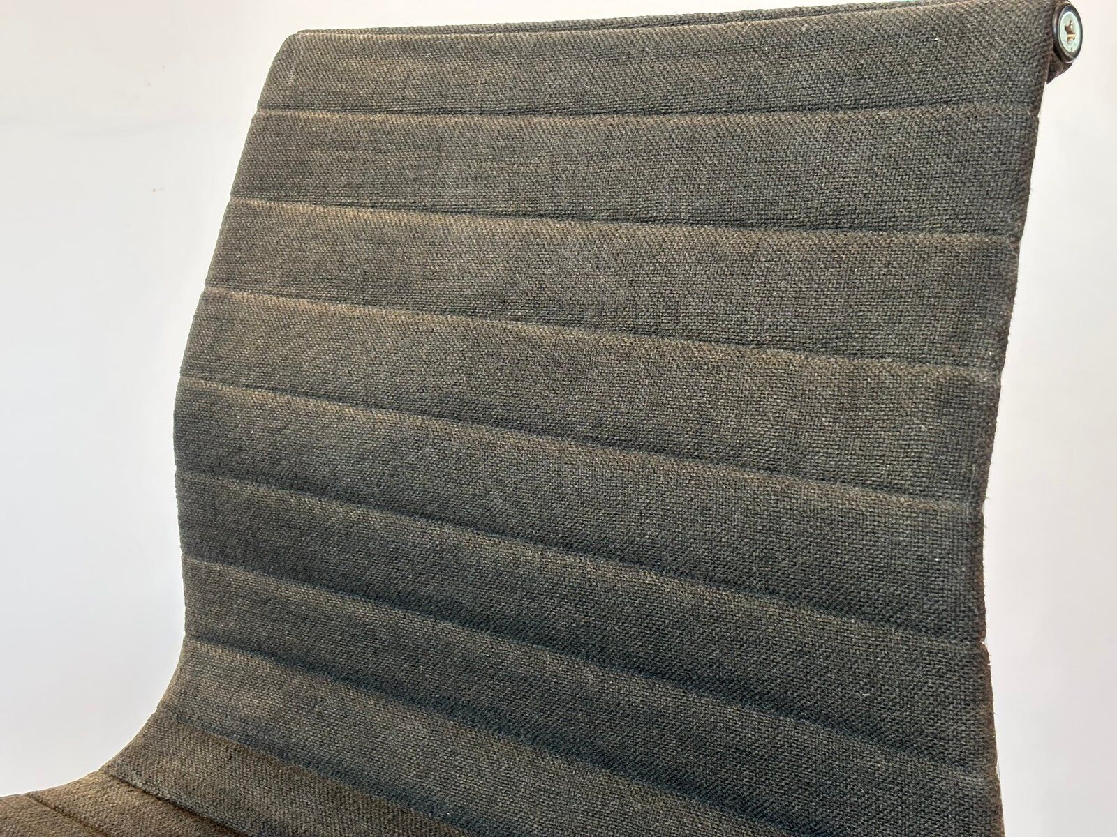 Model EA 105 aluminium chair by Eames for Herman Miller, 1970s