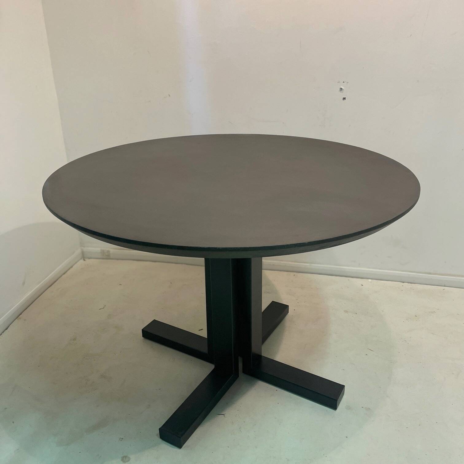 Contemporary Round Table