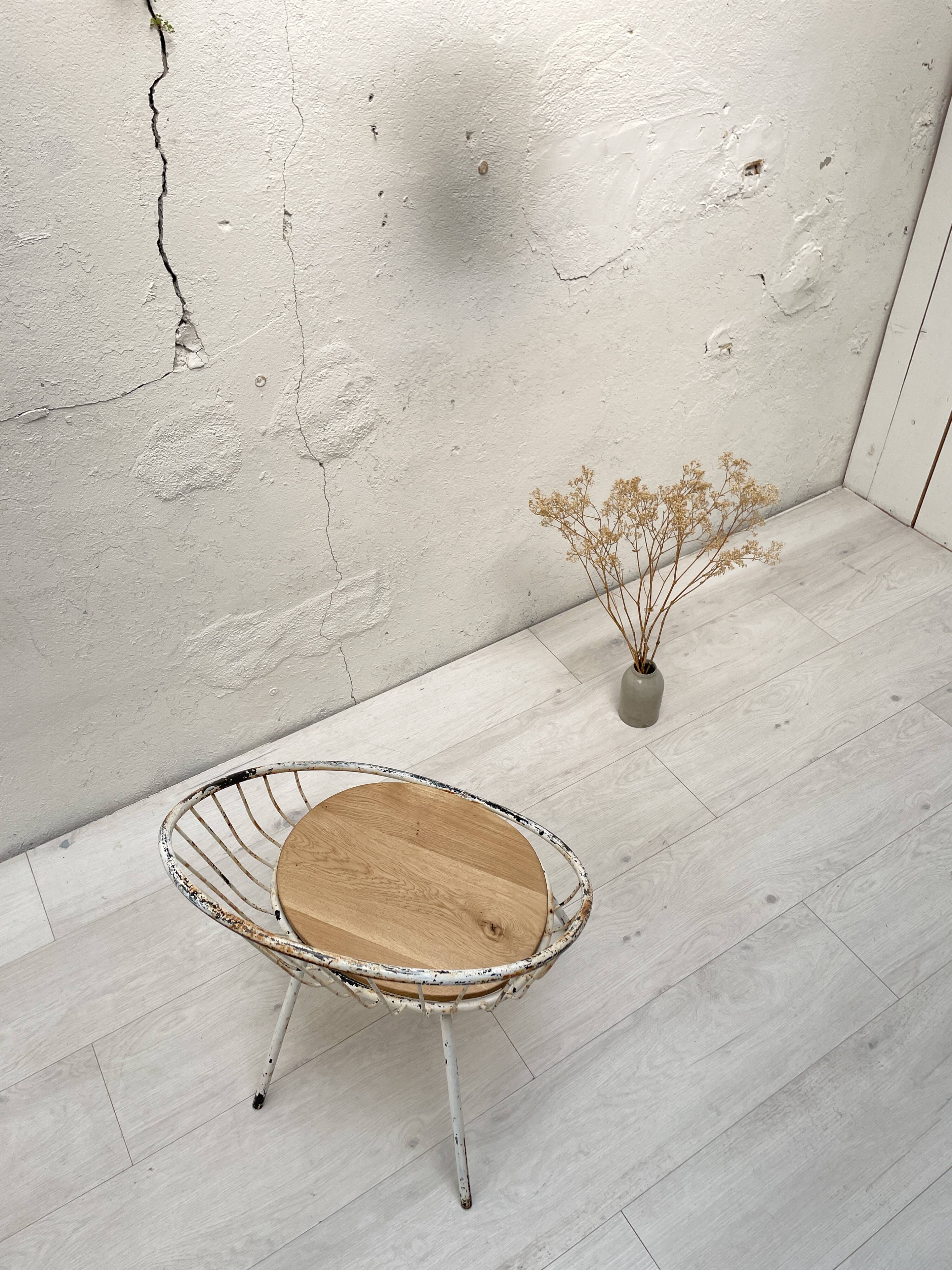 Basket armchair in metal and wood.