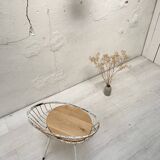 Fauteuil corbeille en métal et bois.
