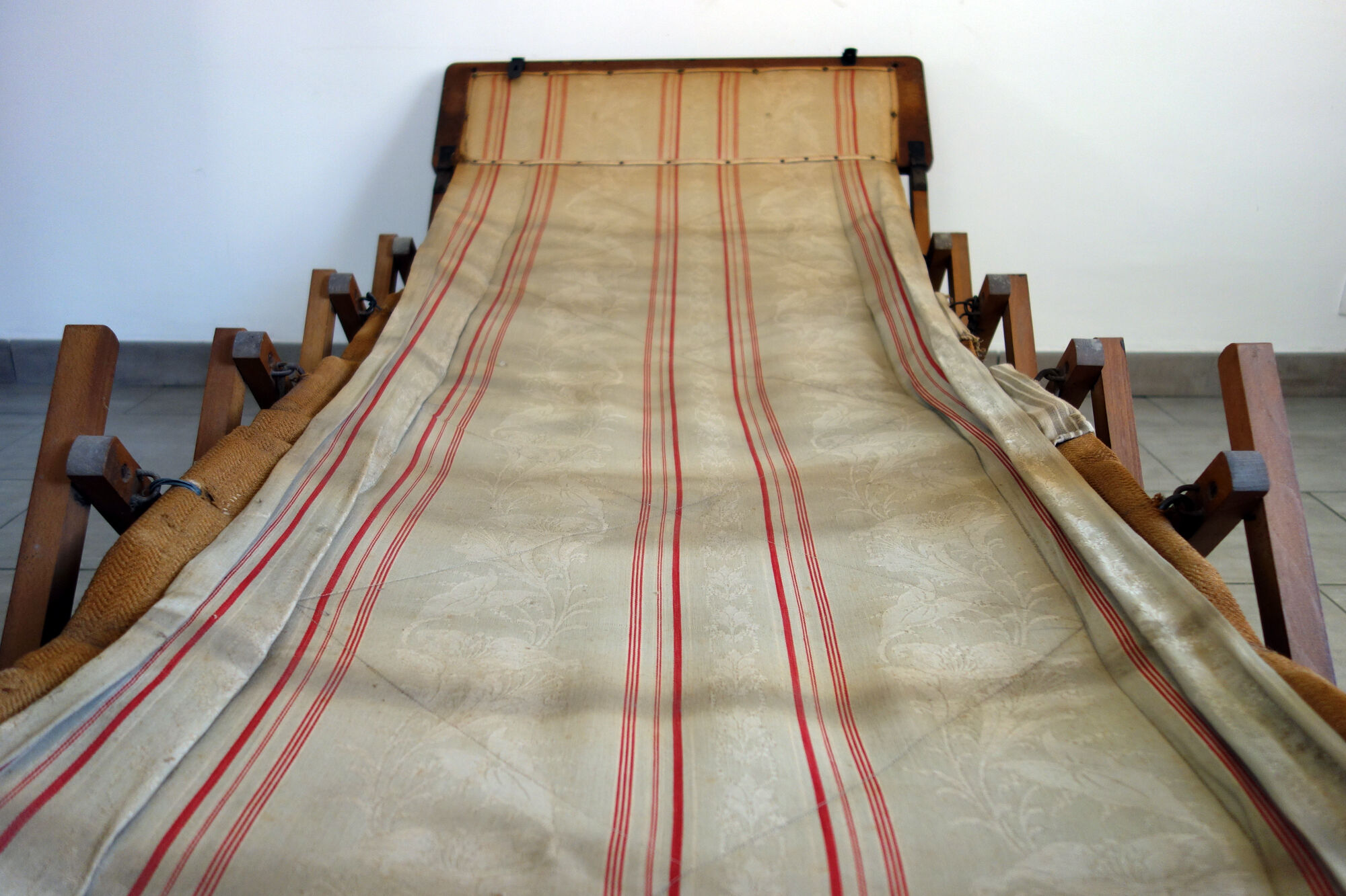 Ancient bed folding Le Printemps