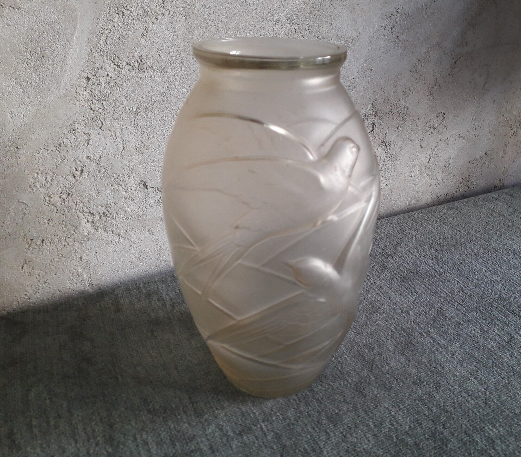 Art Deco vase in molded glass with swallow decorations