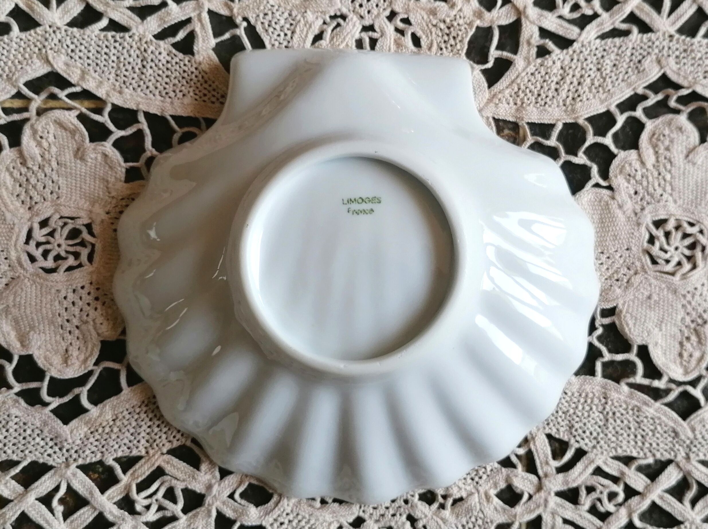 Limoges 8 scallops in white porcelain