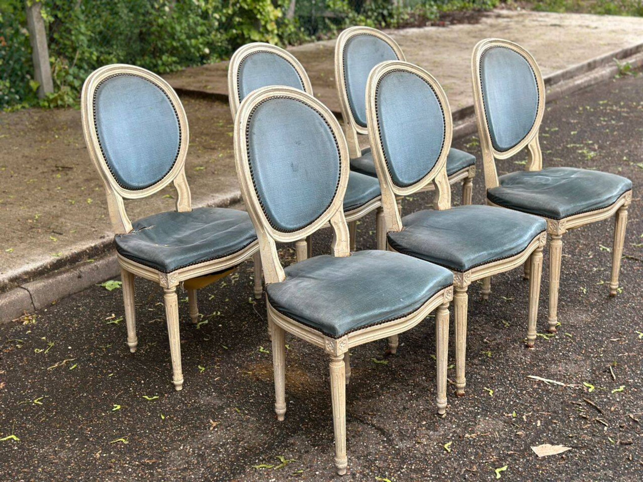 6 Louis XVI medallion chairs in beige wood and blue fabric from the 18th century.