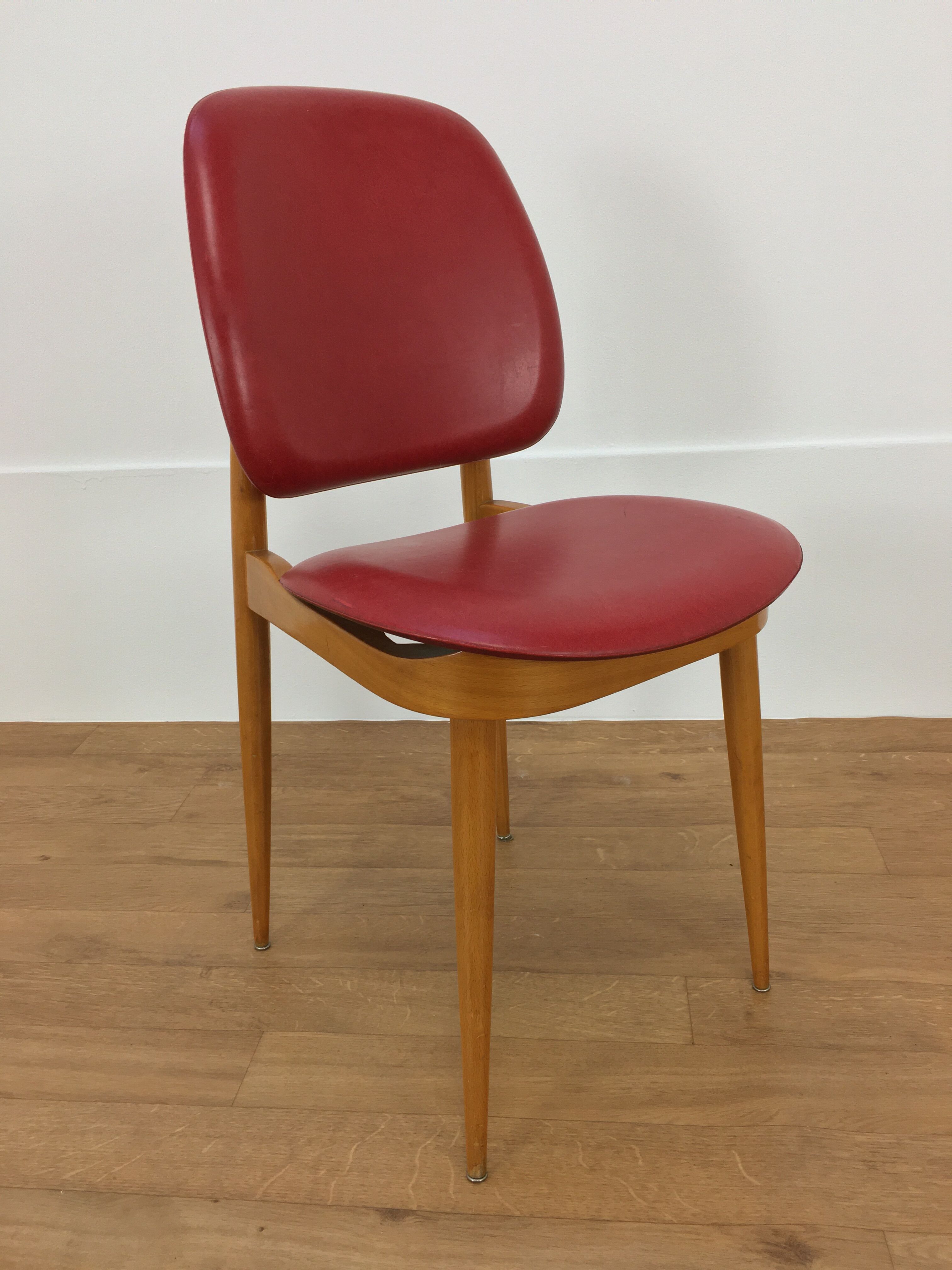 Bureau et chaise Baumann Pégase rouges, pieds compas