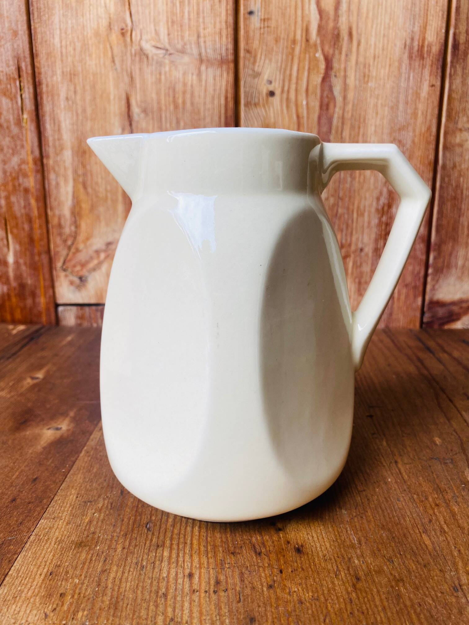 A pair of vintage ceramic jugs from the 1950s.