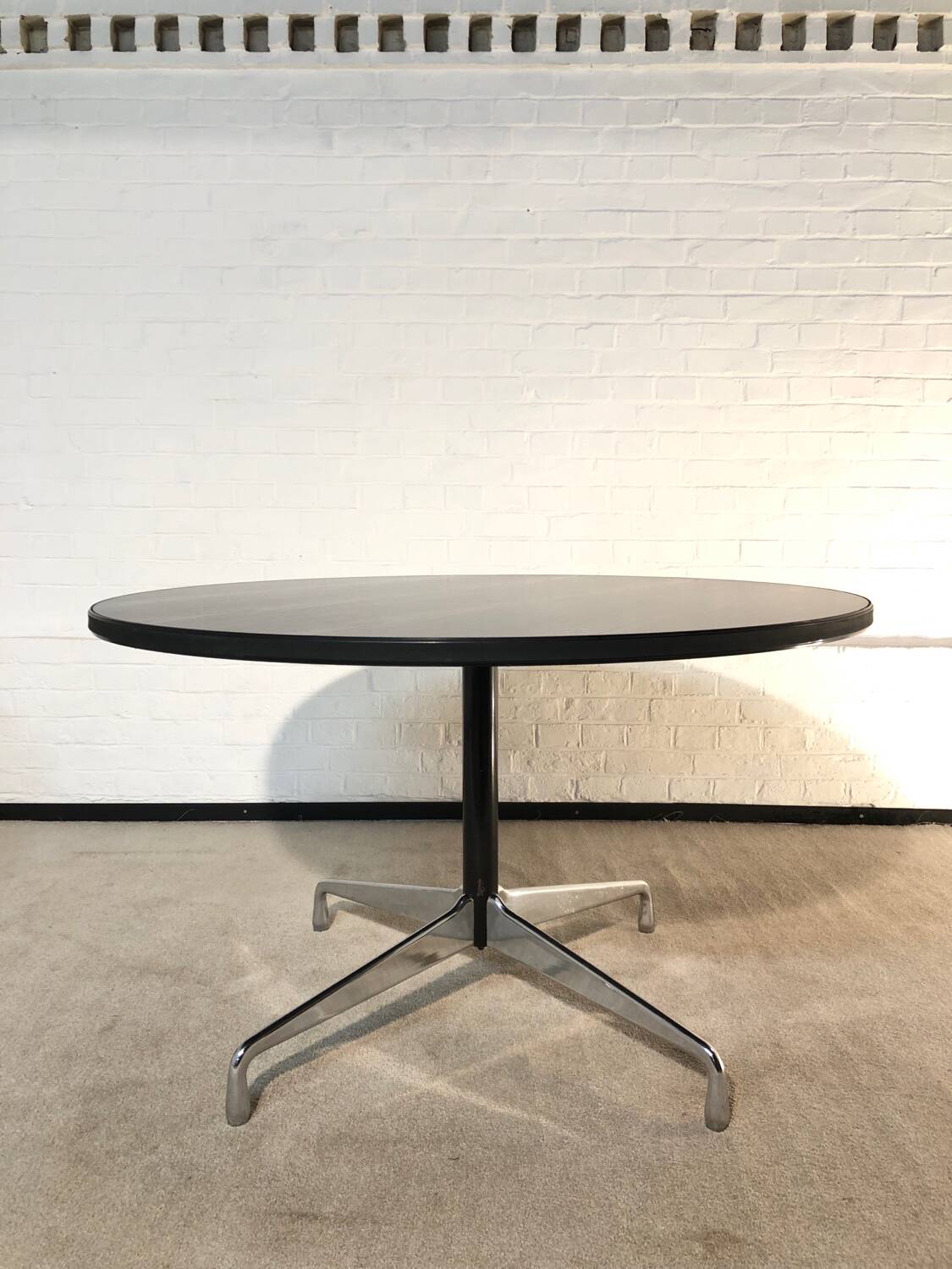 Round table 120cms by Eames, edition Herman Miller 1970