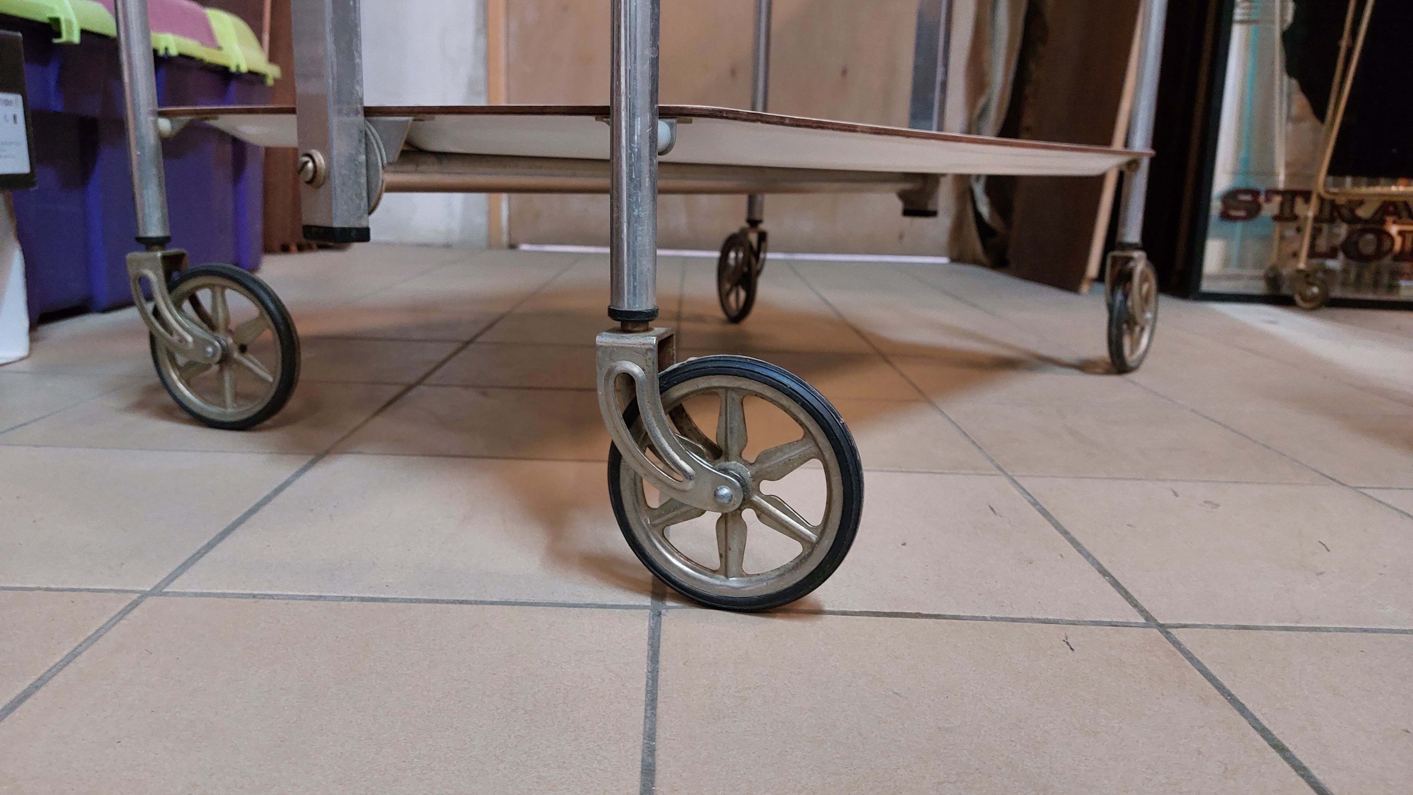 Folding tray with vintage wheels Textable in white formica