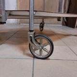 Folding tray with vintage wheels Textable in white formica