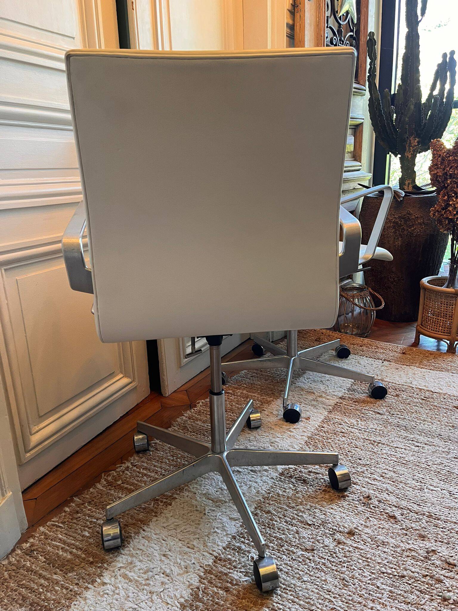 Oxford armchair Arne Jacobsen Fritz Hansen white leather swivel