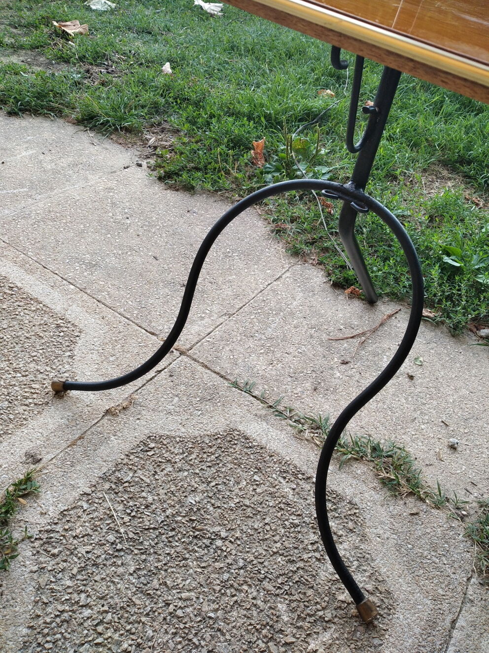 E-reader with tablet and tripod foot