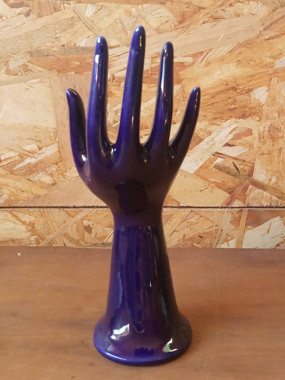 Hand-shaped ring holder with soliflore in blue ceramic