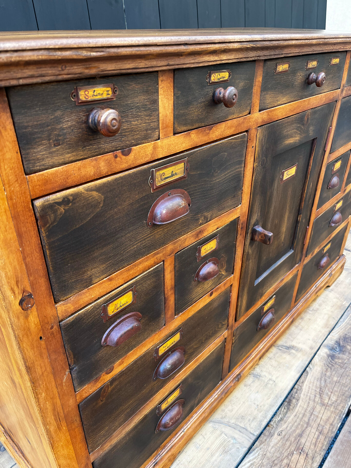 Cabinet en bois vintage – Inspiré par la botanique