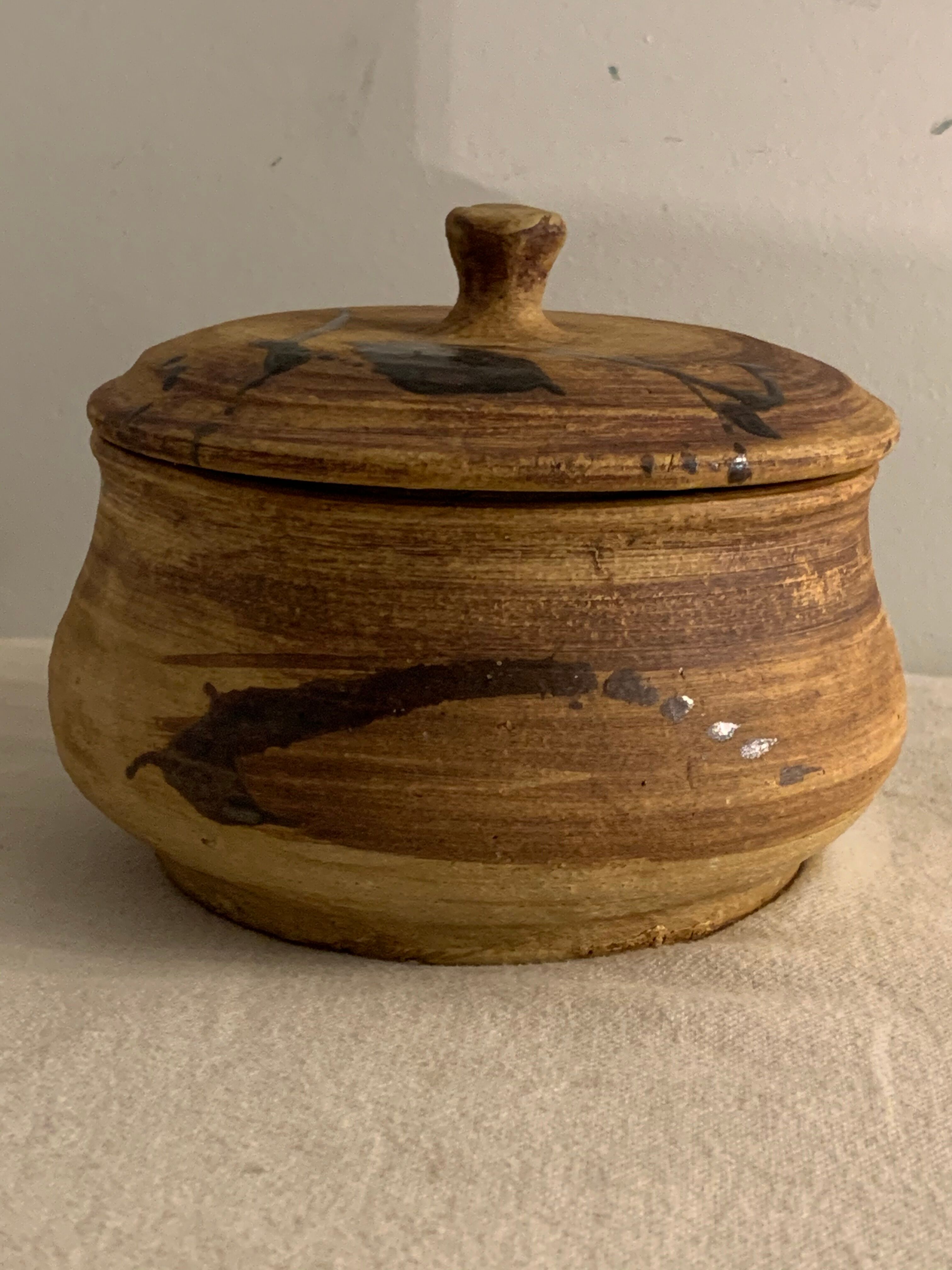 Ancient pot and its lid Pottery of the Dove in sandstone 1975