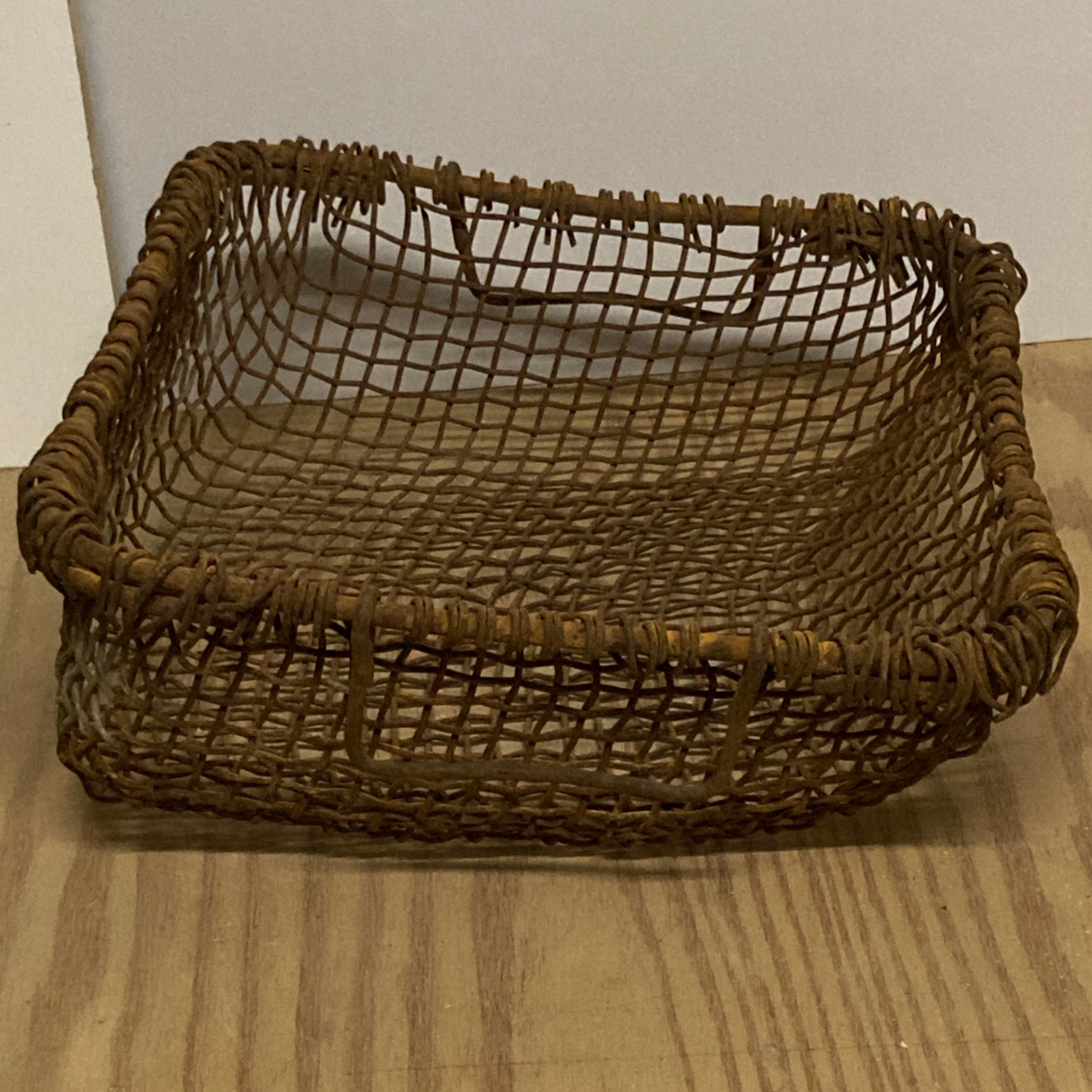 Panier de cheminée en métal rustique tissé antique, Pays-Bas vers 1900