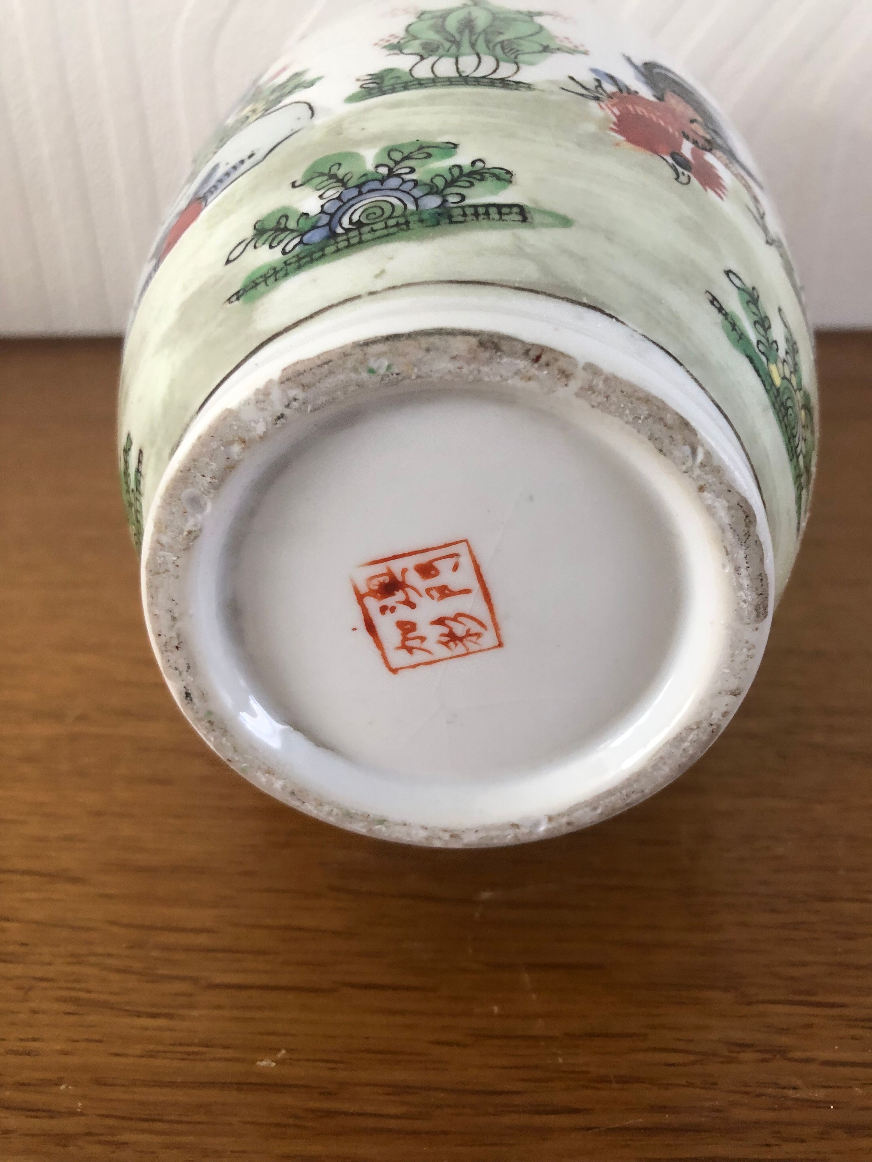 Chinese porcelain vase floral motifs and roosters 26,5cm