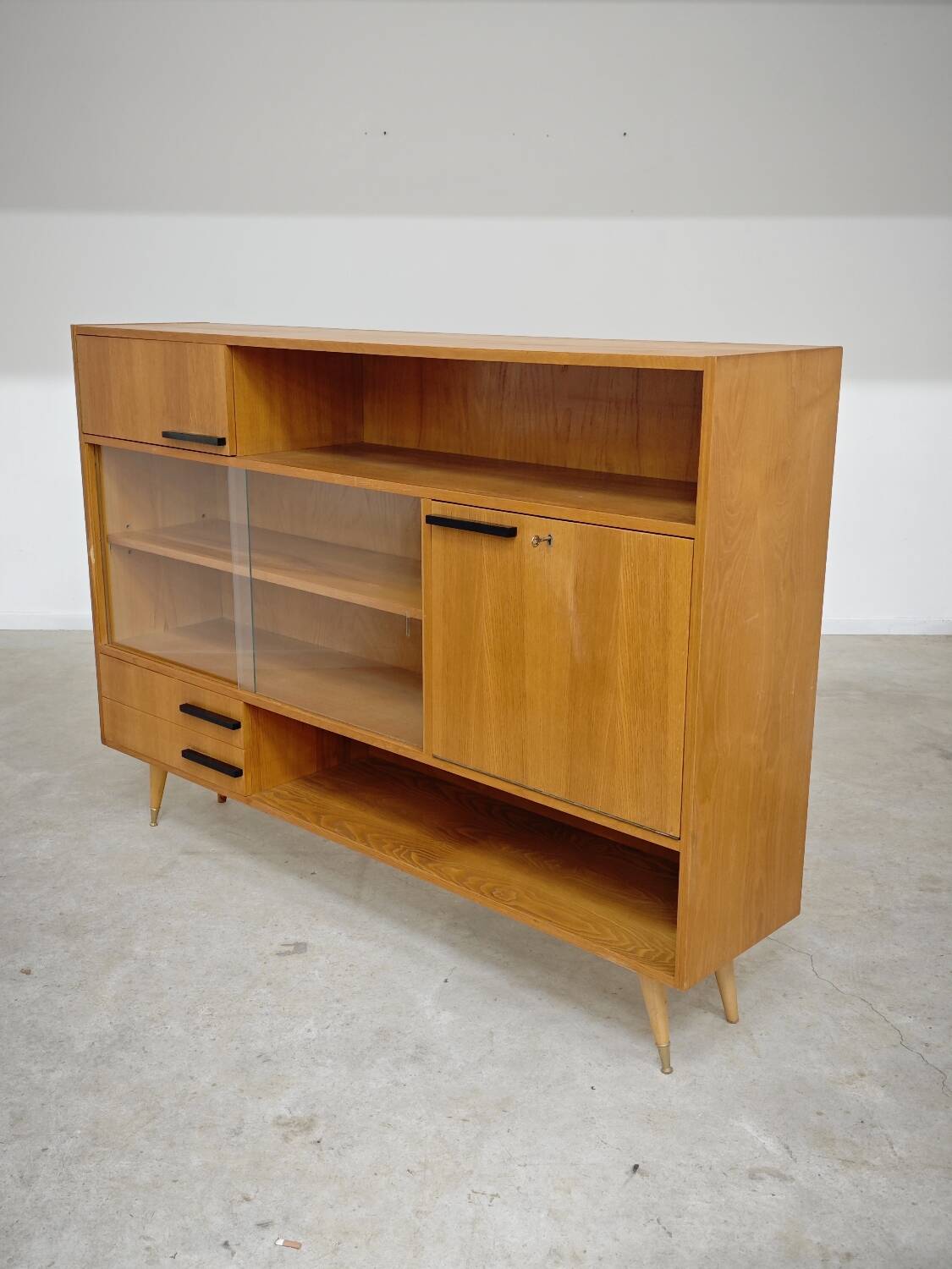 Buffet Vaisselier en bois blond Libena , ex Tchécoslovaquie 1970