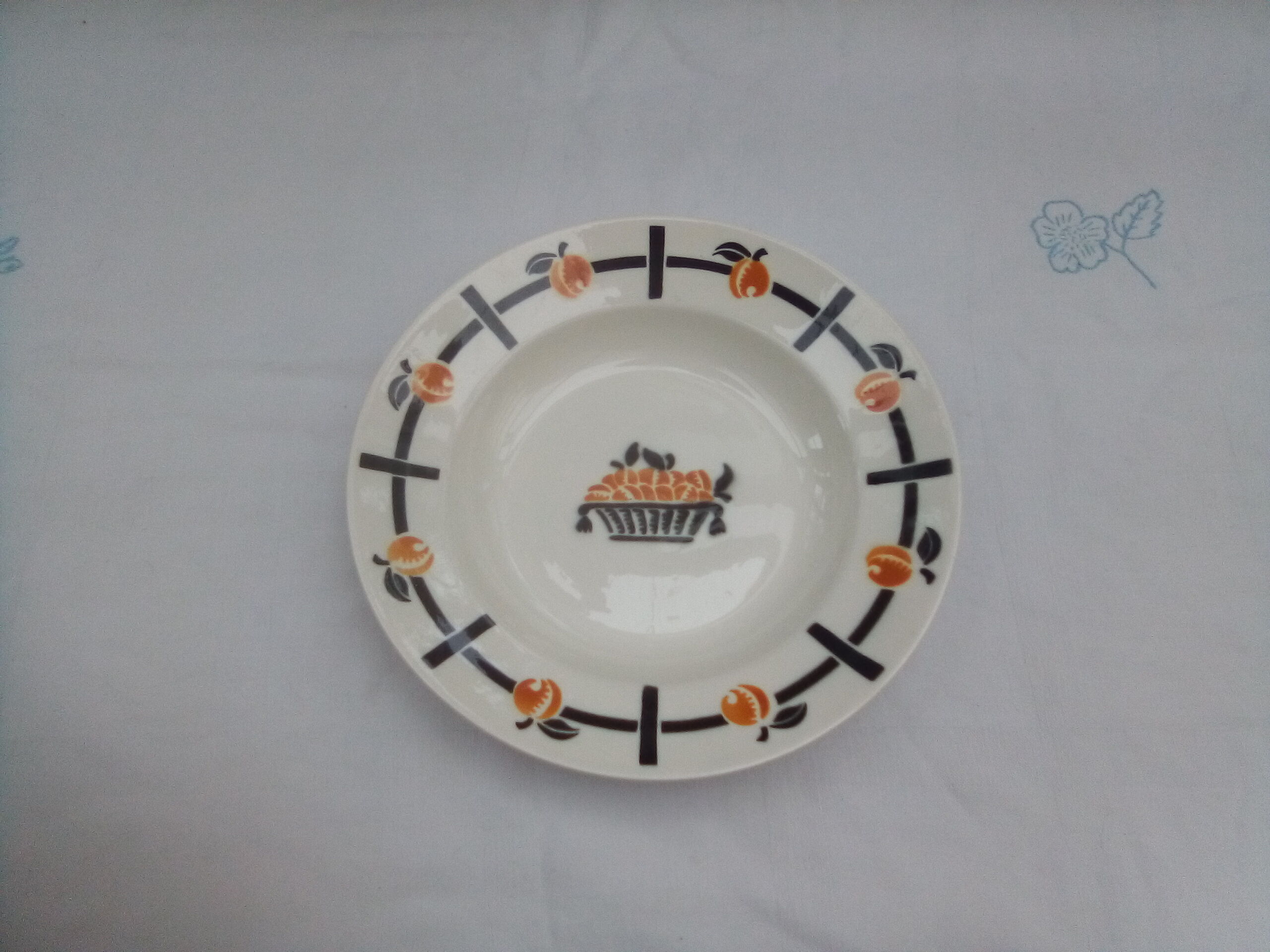 Assorted 8 brown/green plates