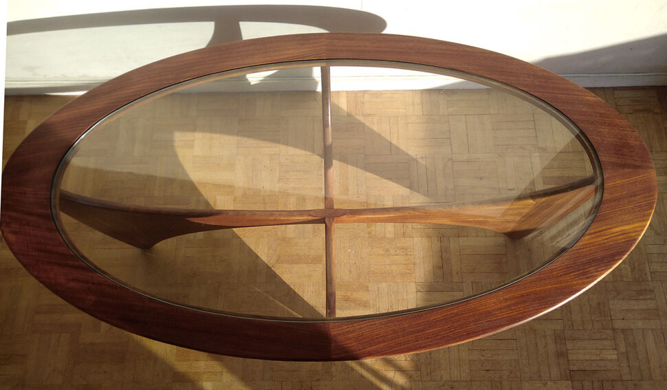 Astro model oval coffee table - designer Victor Wilkins - Edition G Plan - 1960